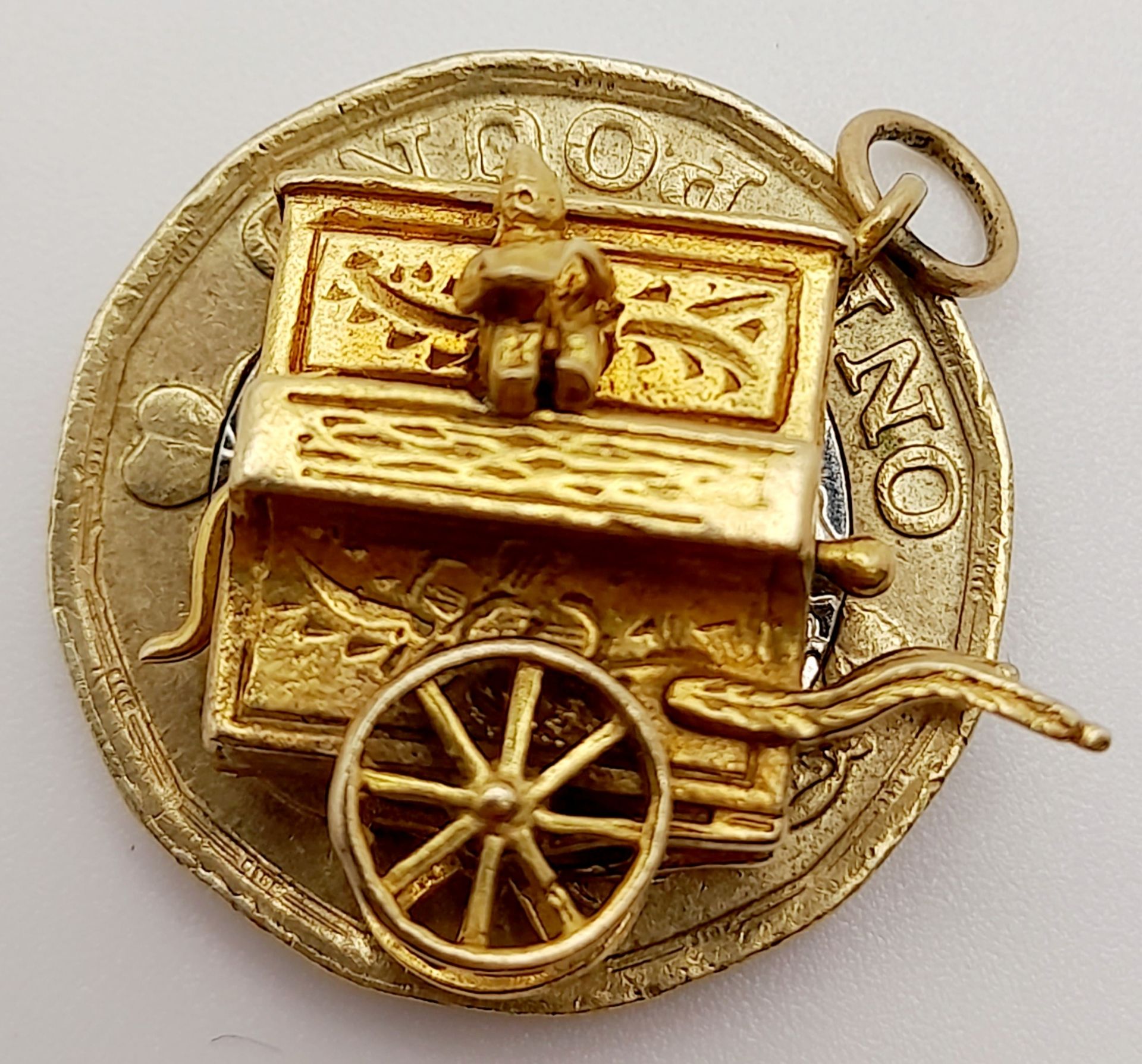 A 9K YELLOW GOLD ORGAN GRINDER AND MONKEY CHARM WITH MOVING PARTS. 2.2cm x 2.5cm, 5.2g weight. - Image 5 of 6