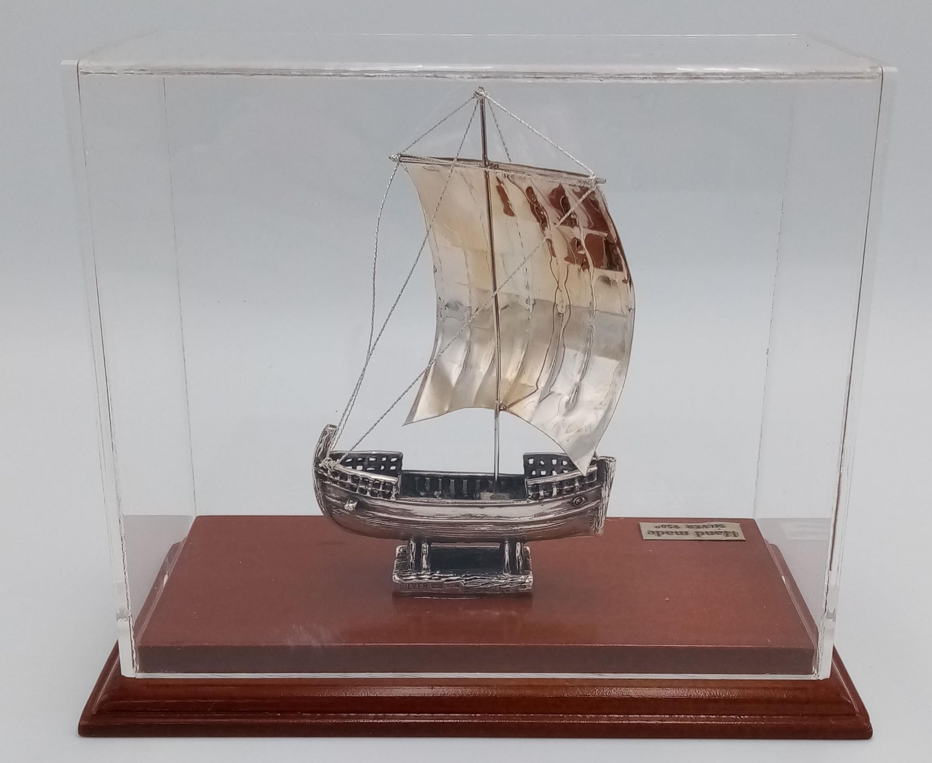 A Vintage 950 Silver Sailing Ship Model on Wood Plinth in Display Case. Silver Weight 35 Grams. Case - Bild 2 aus 6