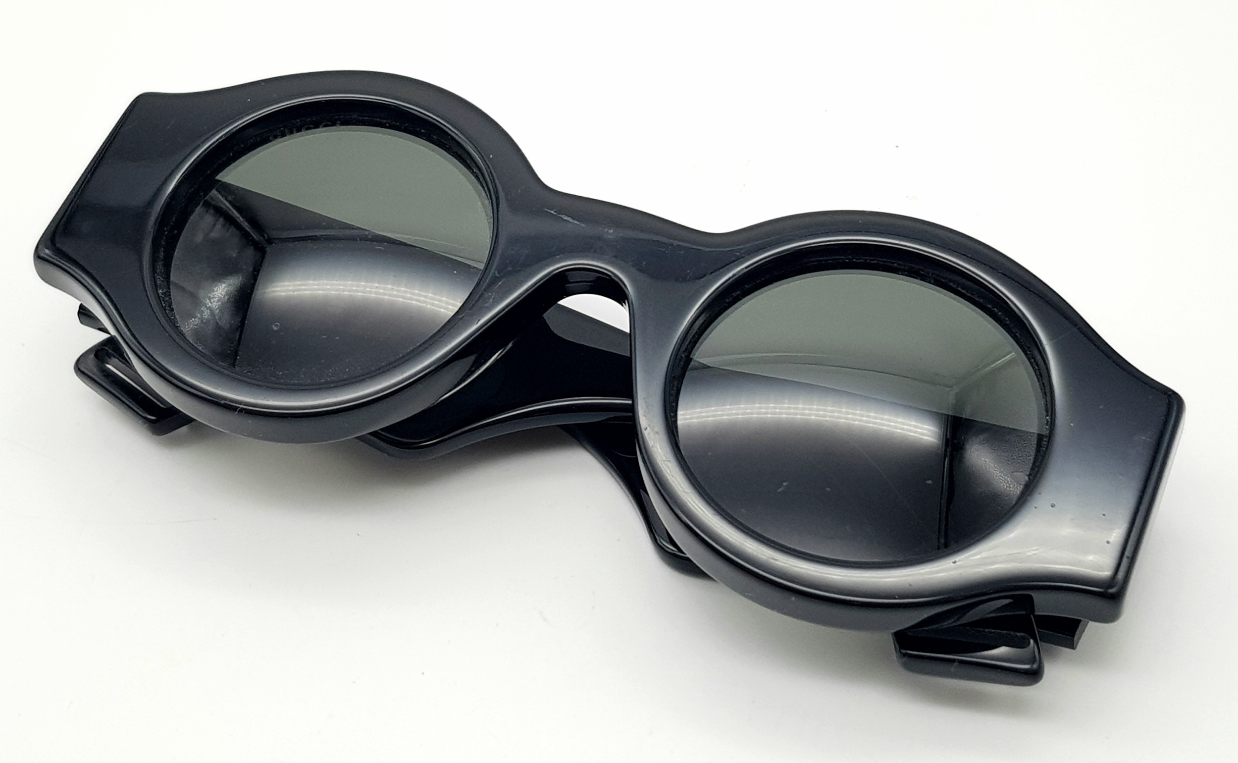 A Pair of Gucci Black Round Sunglasses. Gold-toned GG logos to sides. Thick frames. Comes with - Image 2 of 7
