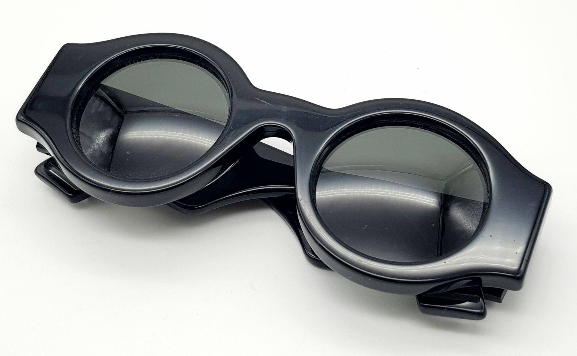 A Pair of Gucci Black Round Sunglasses. Gold-toned GG logos to sides. Thick frames. Comes with - Bild 2 aus 7