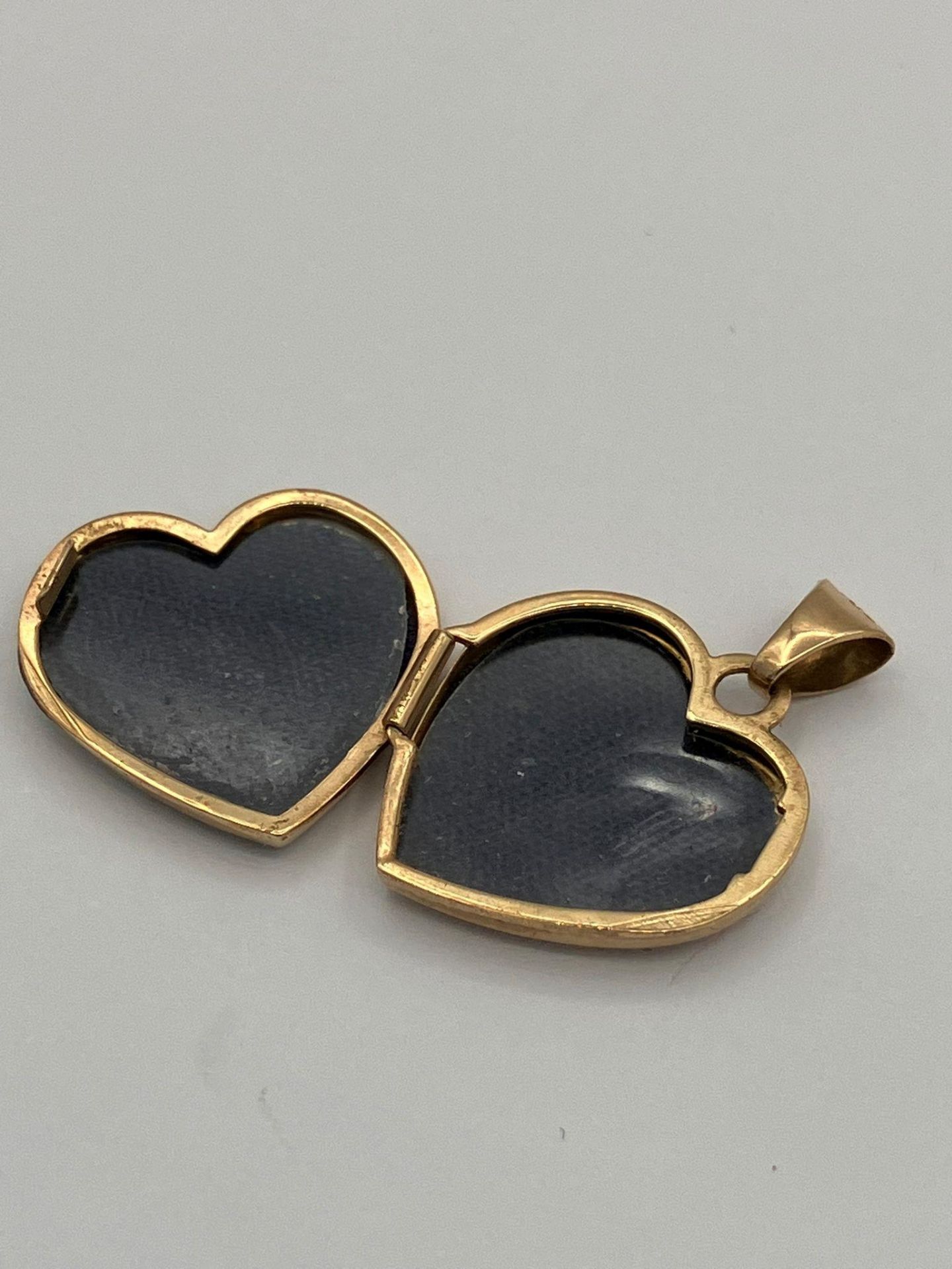 9 carat yellow GOLD, HEART LOCKET with DIAMOND DETAIL. Full UK Hallmark.1.0 grams. 2.1 cm drop. - Image 2 of 2