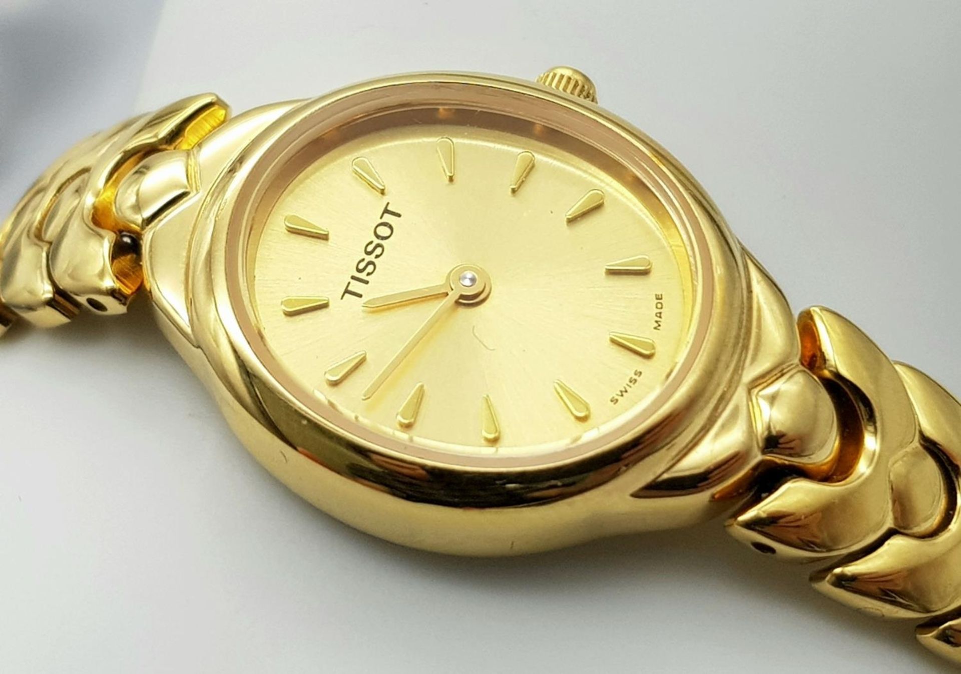 A Tissot Gold Plated Quartz Ladies Watch. Gilded bracelet and case - 21mm. Gold tone dial. In good - Image 3 of 6