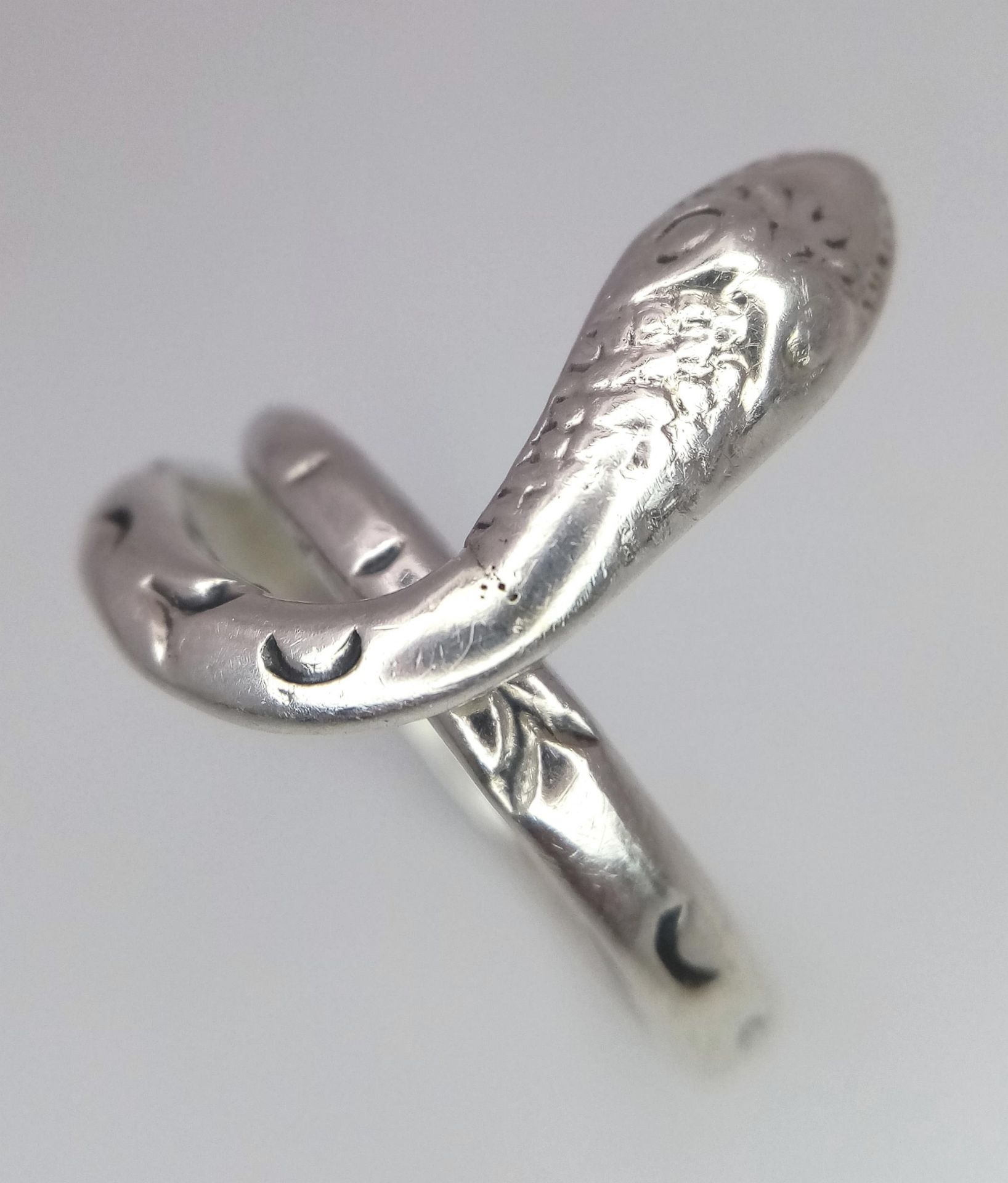 A Vintage Mexican Sterling Silver Snake Design Ring Size T. 5.13 Grams. - Image 3 of 5