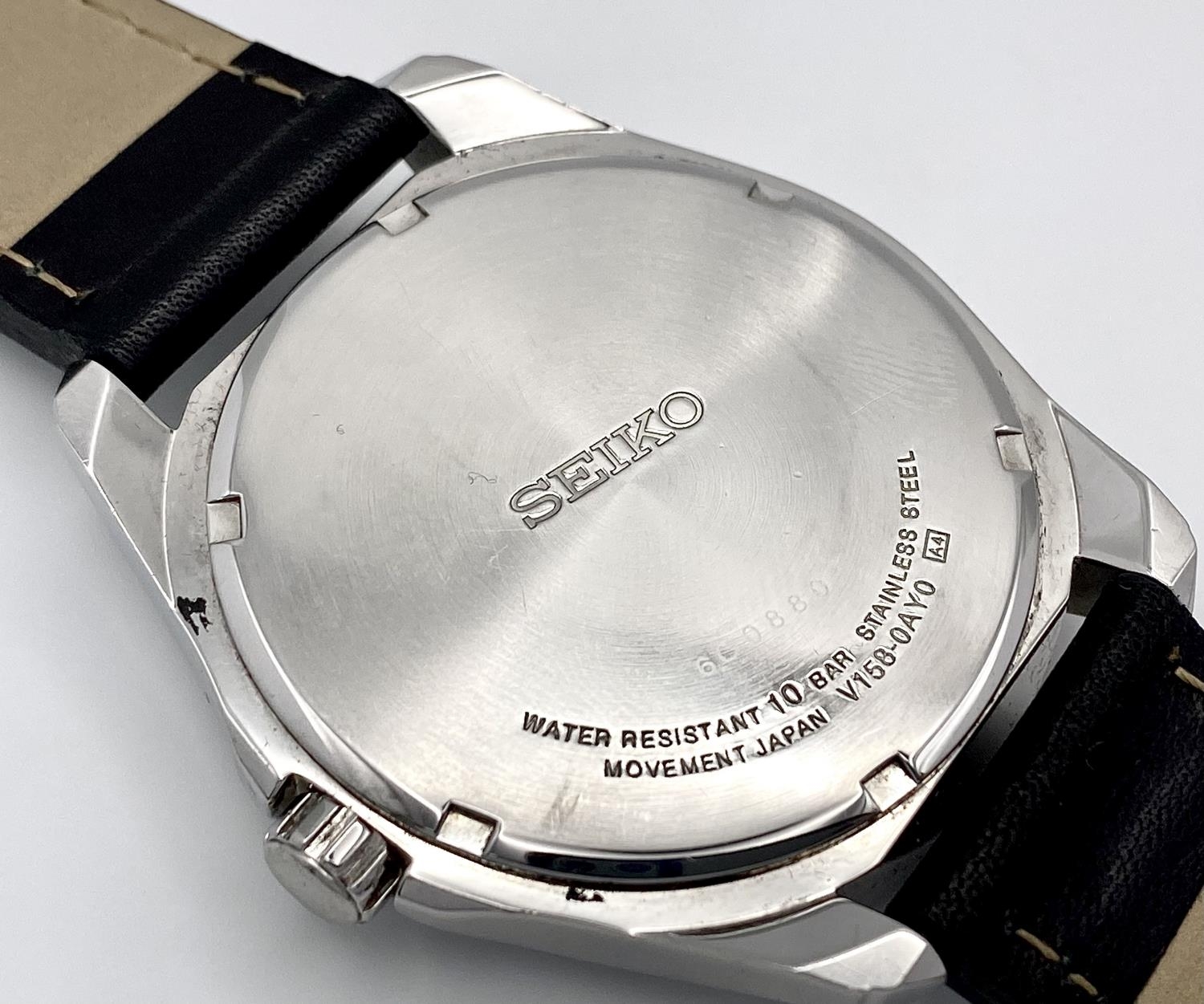 A Seiko Solar Gents Watch. Black leather strap. Stainless steel case - 44mm. Black dial with day/ - Image 7 of 7