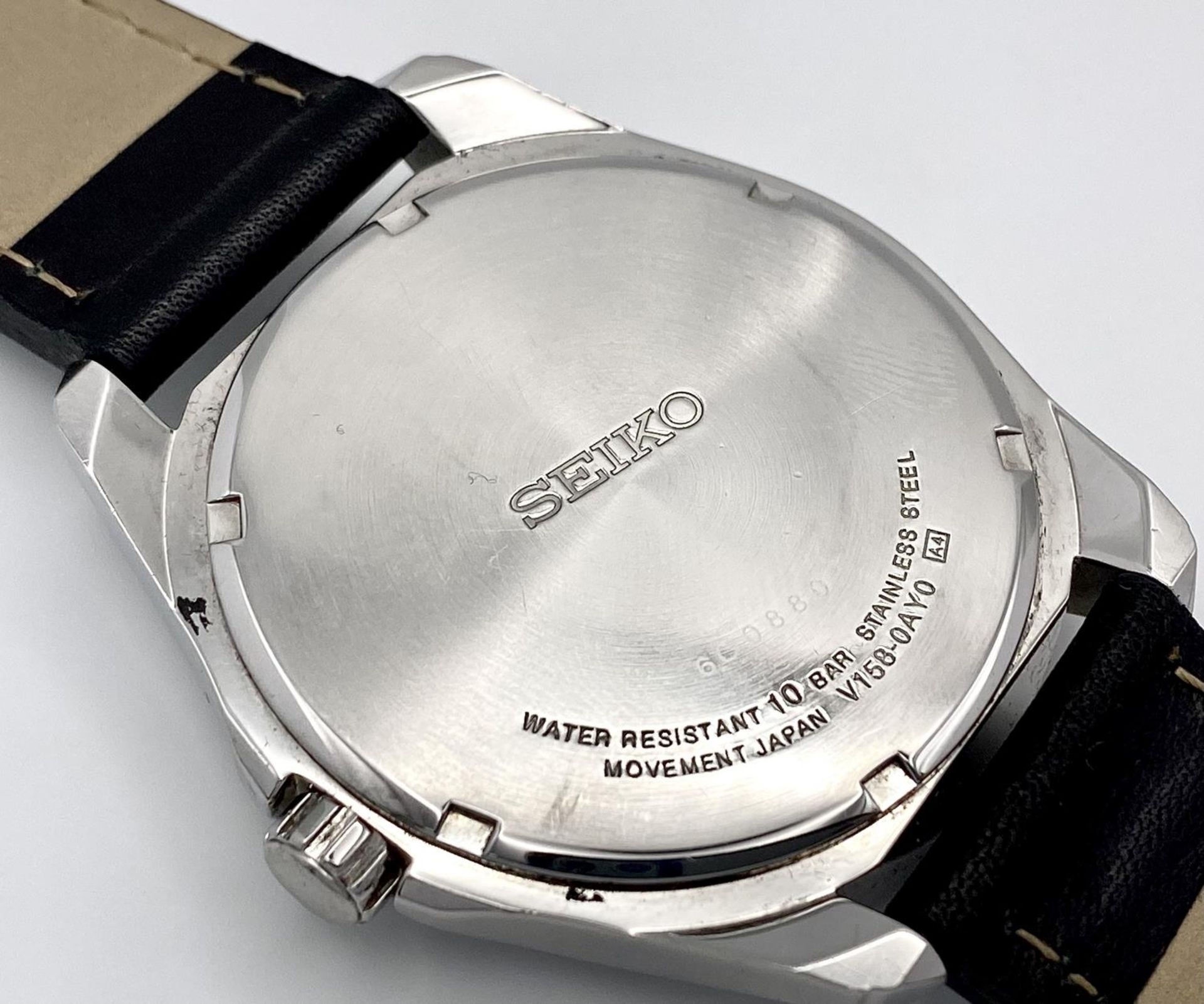 A Seiko Solar Gents Watch. Black leather strap. Stainless steel case - 44mm. Black dial with day/ - Image 7 of 7