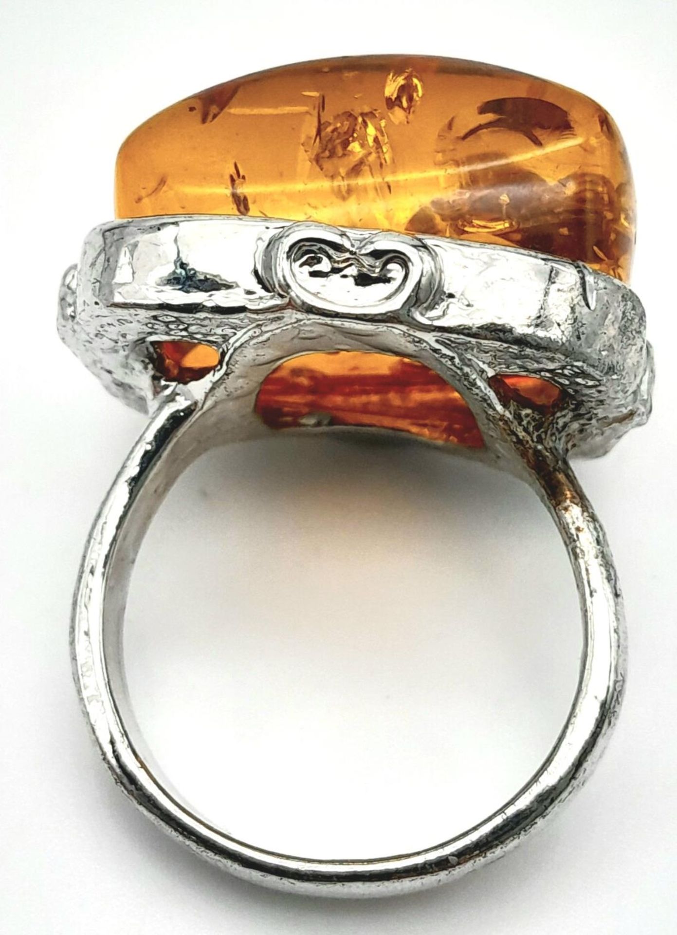 An Amber on White Metal Ring. Size S/T, 12g total weight. - Image 5 of 5