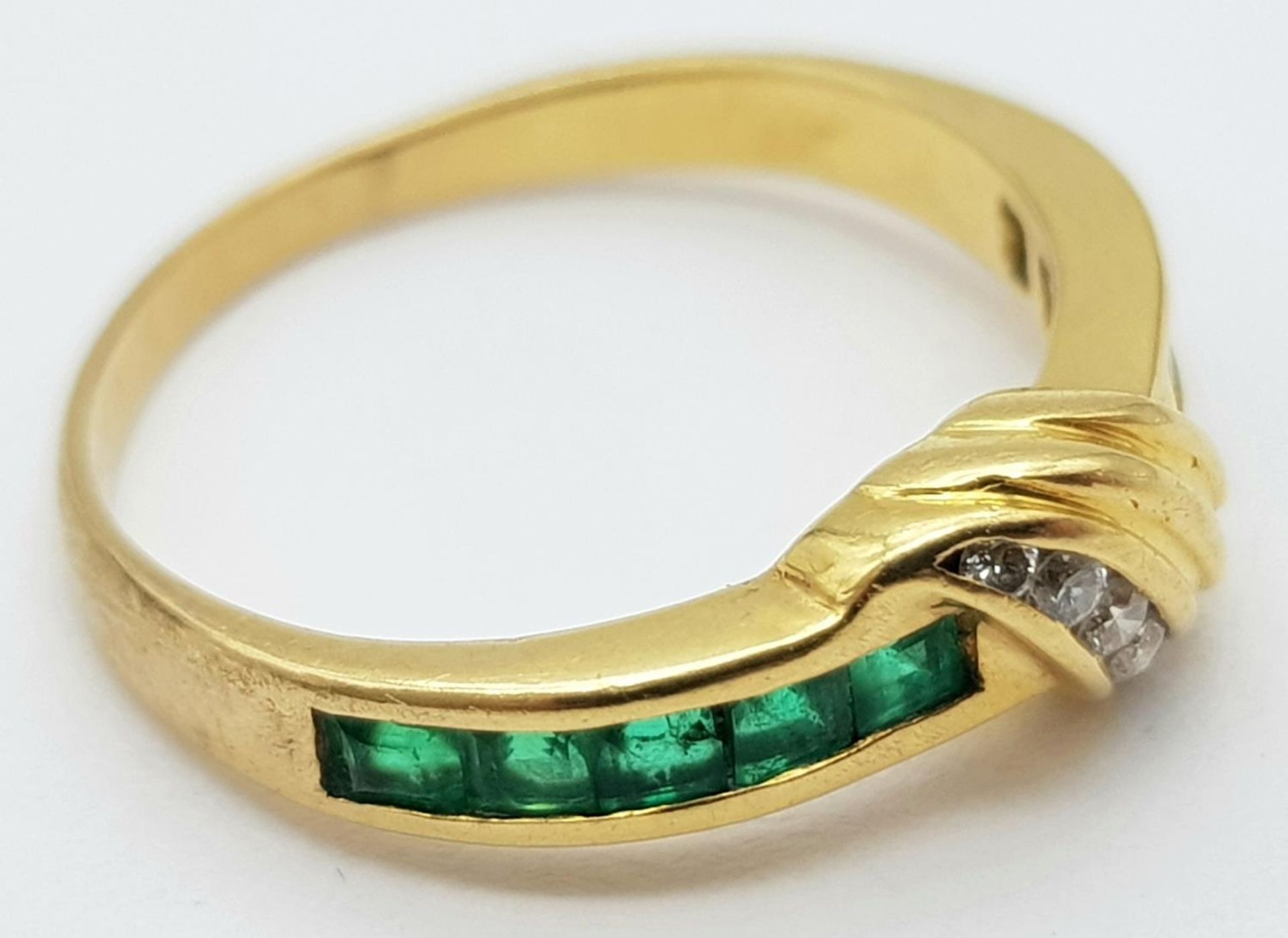 AN 18K YELLOW GOLD DIAMOND & EMERALD RING. Size J, 2.3g total weight. Ref: SC 9052 - Image 4 of 6