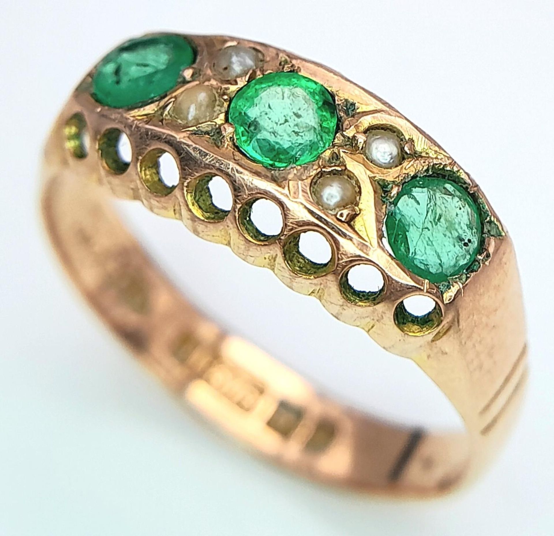 A Vintage 9K Yellow Gold Emerald and Seed Pearl Ring. Size P, 2.22g total weight. - Image 3 of 5