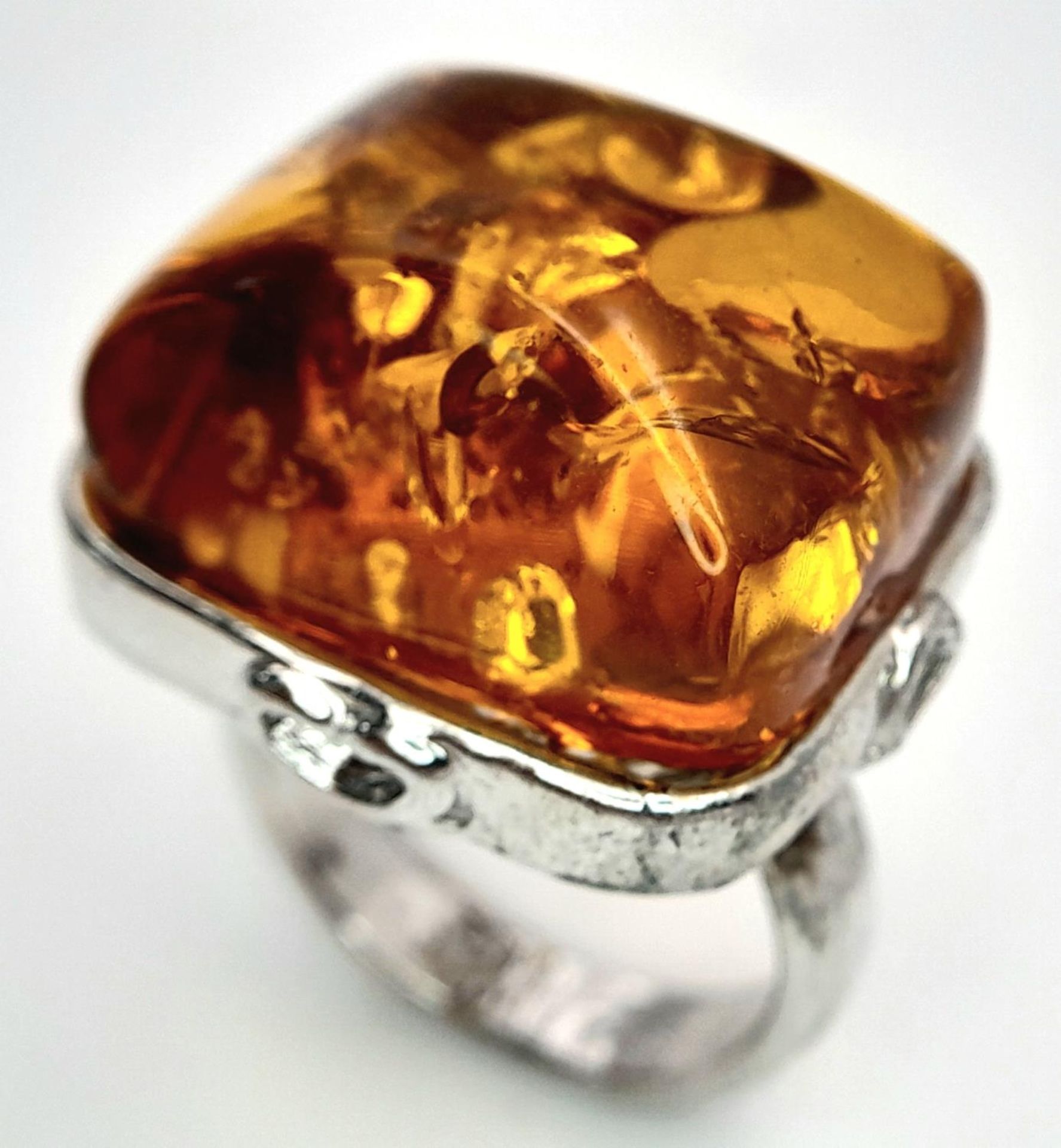 An Amber on White Metal Ring. Size S/T, 12g total weight. - Image 4 of 5