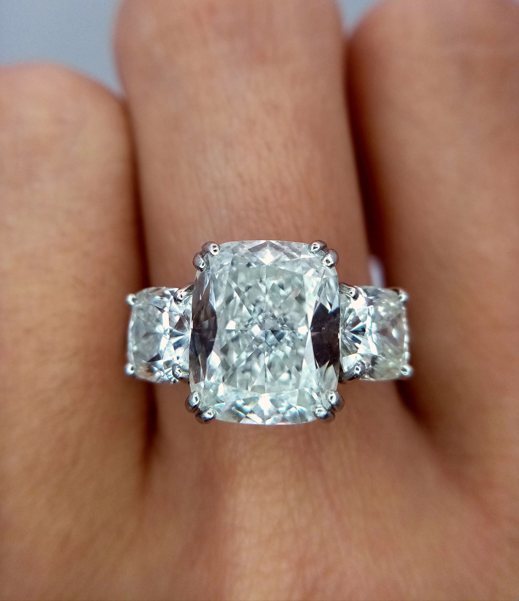A Breathtaking 4.01ct GIA Certified Diamond Ring. A brilliant cushion cut 4.01ct central diamond - Image 18 of 22