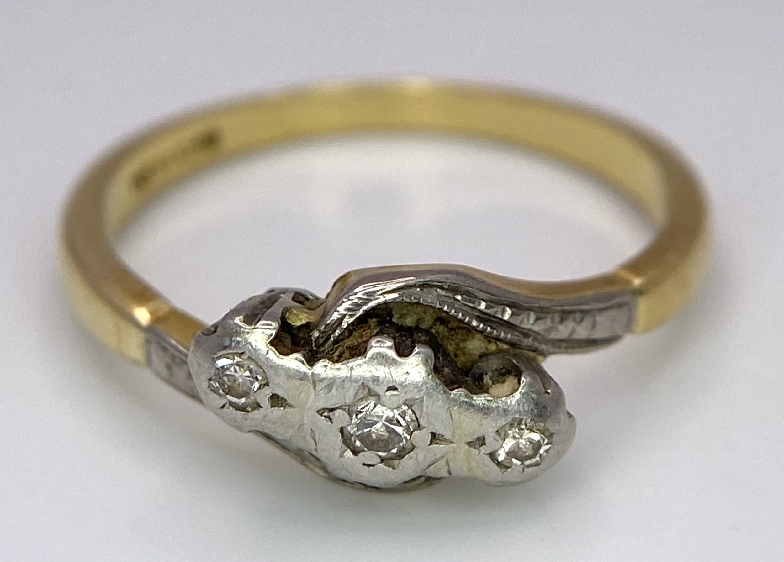 A Vintage 18K Yellow Gold, Platinum and Old Cut Diamond Crossover Ring. Three old cut gypsy-set - Bild 4 aus 6