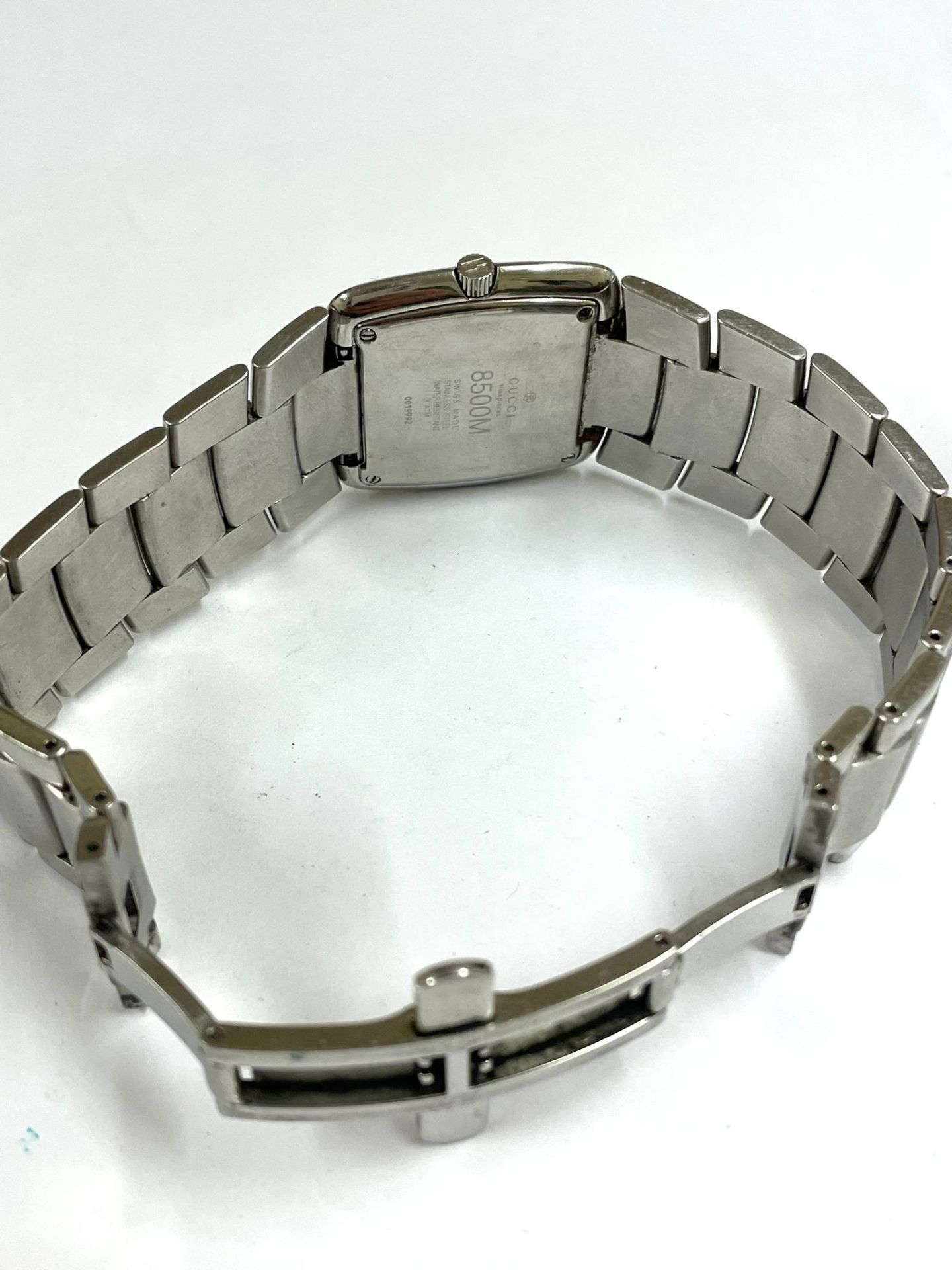 A Gents Gucci 8500M quartz date watch , needs battery as found . - Bild 3 aus 4