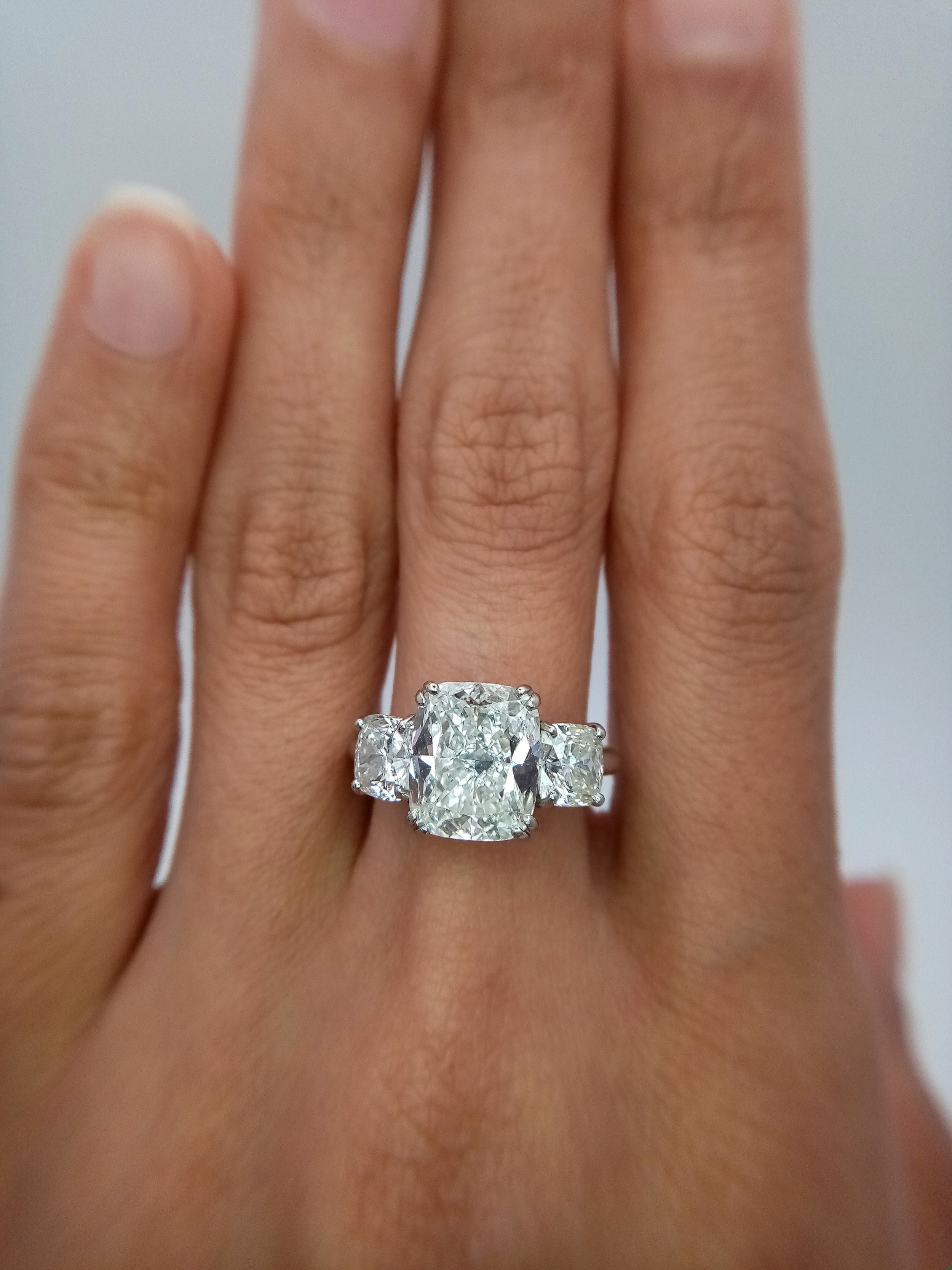 A Breathtaking 4.01ct GIA Certified Diamond Ring. A brilliant cushion cut 4.01ct central diamond - Bild 21 aus 22