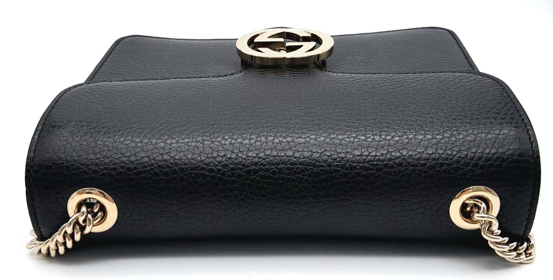 A Gucci Black GG Crossbody Bag. Leather exterior with gold-toned hardware, chain and leather - Bild 3 aus 11