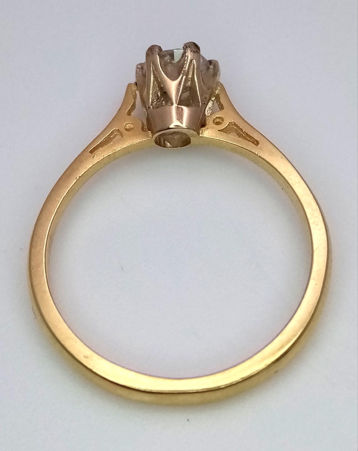 A 18K (TESTED AS) YELLOW GOLD DIAMOND SOLITAIRE RING 0.45CT 2.7G SIZE M SPAS 9002 - Image 4 of 4