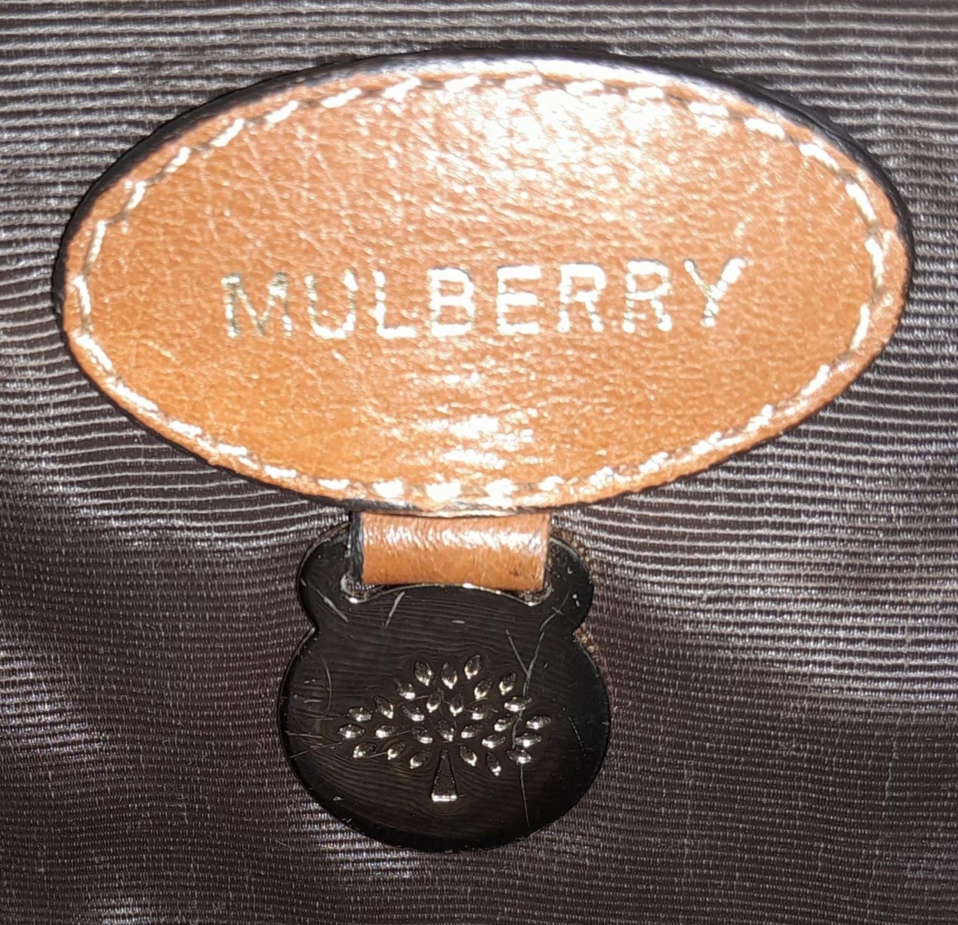 A Mulberry Tan Daria Hobo Bag. Leather exterior with gold-toned hardware, braided strap and zip - Image 7 of 8