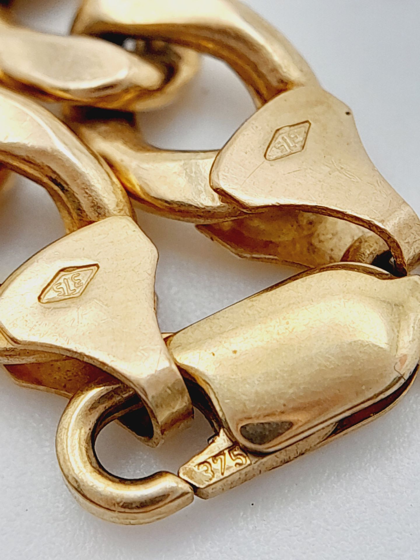 A 9K Yellow Gold Flat Curb Link Bracelet. 19cm. 6.1g weight. - Bild 4 aus 5