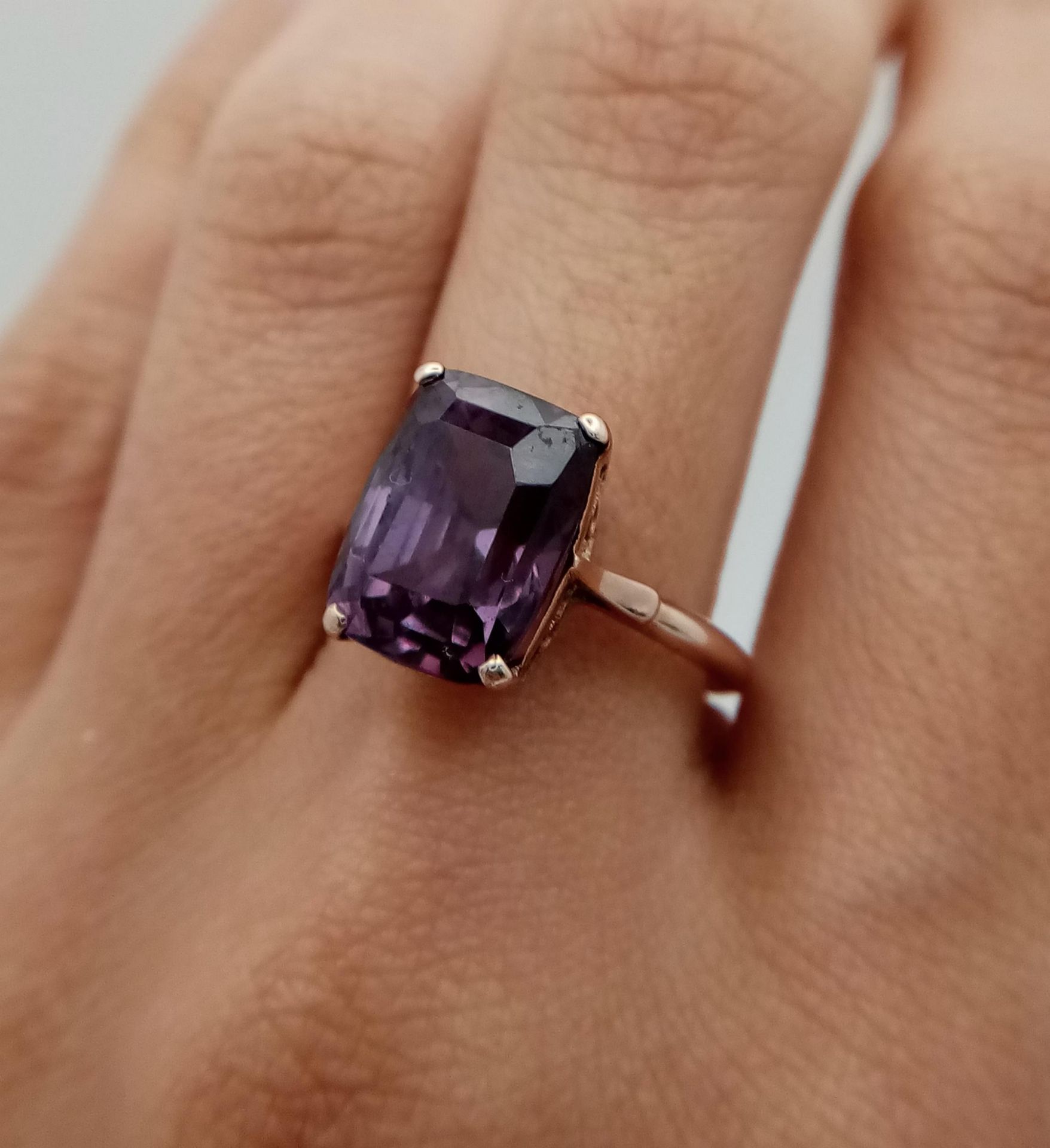 An Intriguing 9K Rose Gold Blue/Purple Gemstone Colour Change Ring. Size O. 4.1g total weight. - Image 5 of 5
