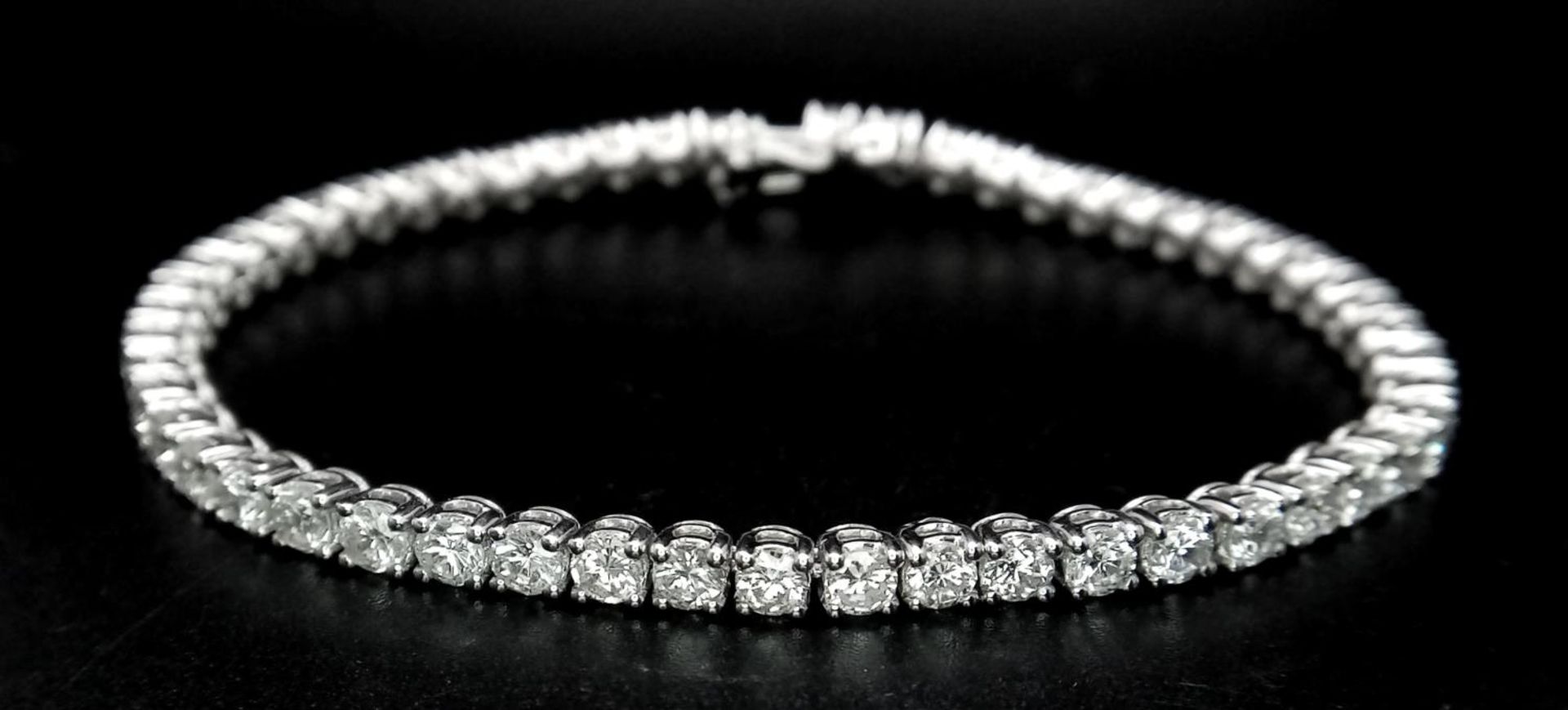 A 18K WHITE GOLD DIAMOND TENNIS BRACELET 5.30CT OF WHITE BRILIANT CUT DIAMONDS 12.9G 17.7cm LENGTH