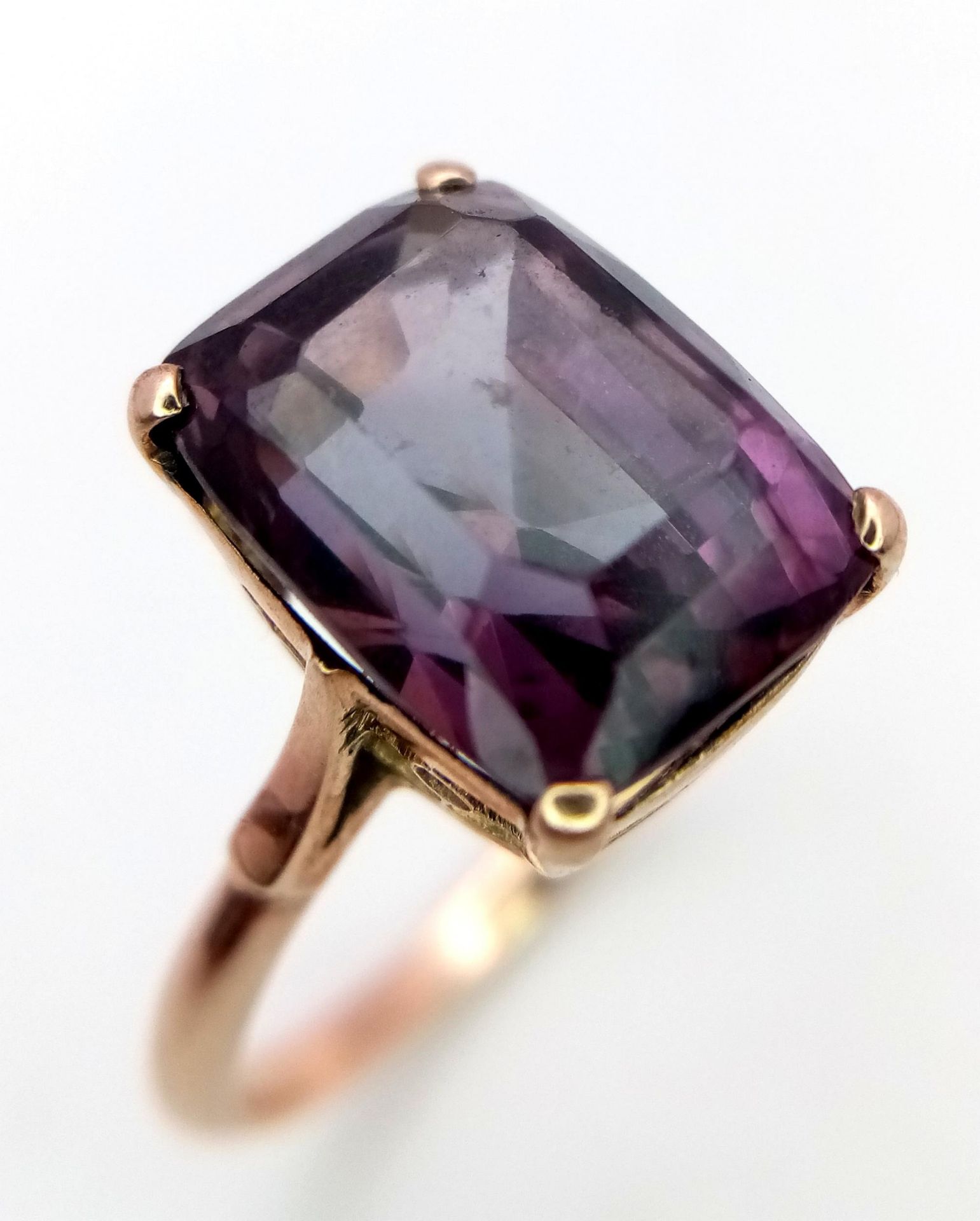 An Intriguing 9K Rose Gold Blue/Purple Gemstone Colour Change Ring. Size O. 4.1g total weight.