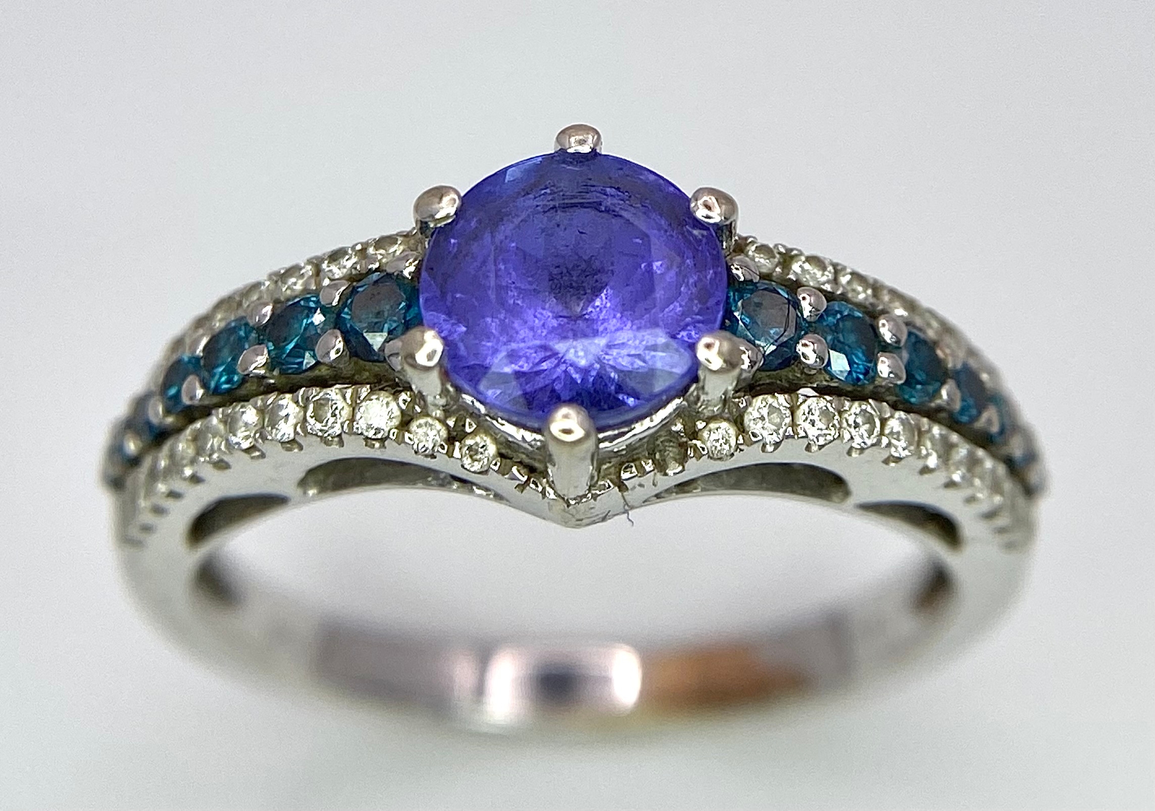 A 14K White Gold Tanzanite and Diamond Ring. Central oval cut tanzanite with blue and white diamonds - Image 4 of 8