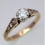 A 9K YELLOW GOLD DIAMOND SOLITAIRE RING, THREE DIAMONDS SET ON BOTH SHOULDER 0.20CT 2.1G SIZE M/N