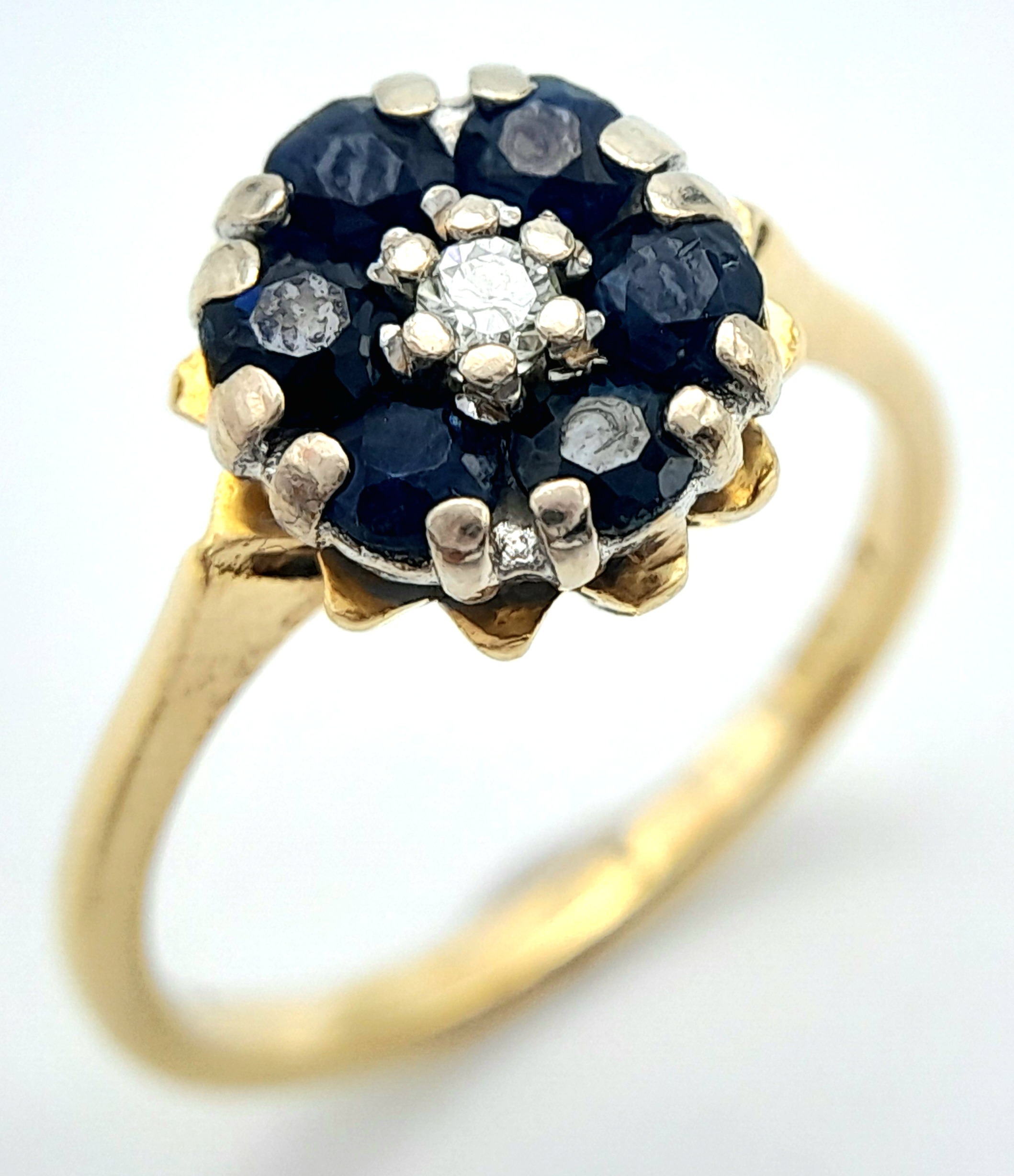 AN 18K YELLOW GOLD VINTAGE DIAMOND & SAPPHIRE RING. Size K, 3.5g total weight. Ref: SC 8070 - Image 4 of 6