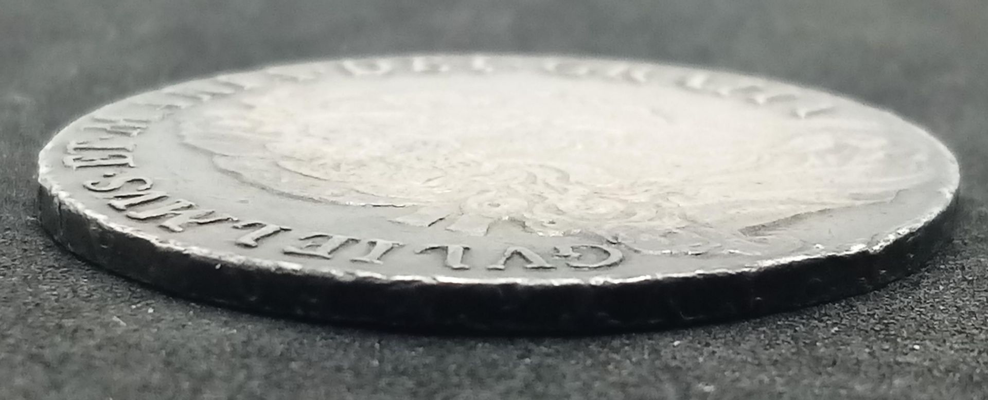 A 1693 Half Crown Qvinto Silver Coin. Inverted 3. VF grade but please see photos. - Bild 3 aus 3