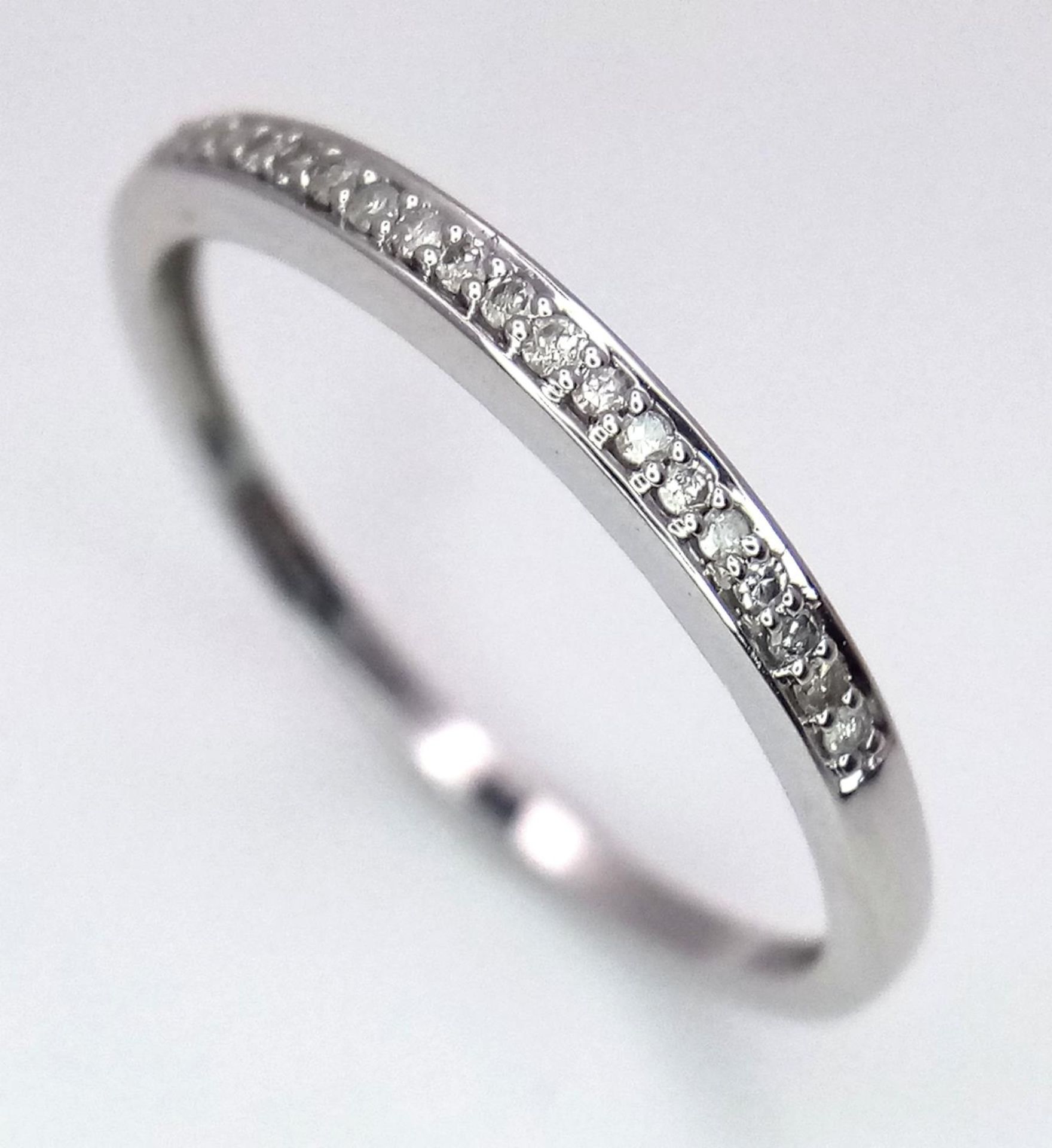 A 9K WHITE GOLD DIAMOND SET BAND RING 1.2G SIZE P. SC 9068 - Bild 2 aus 5