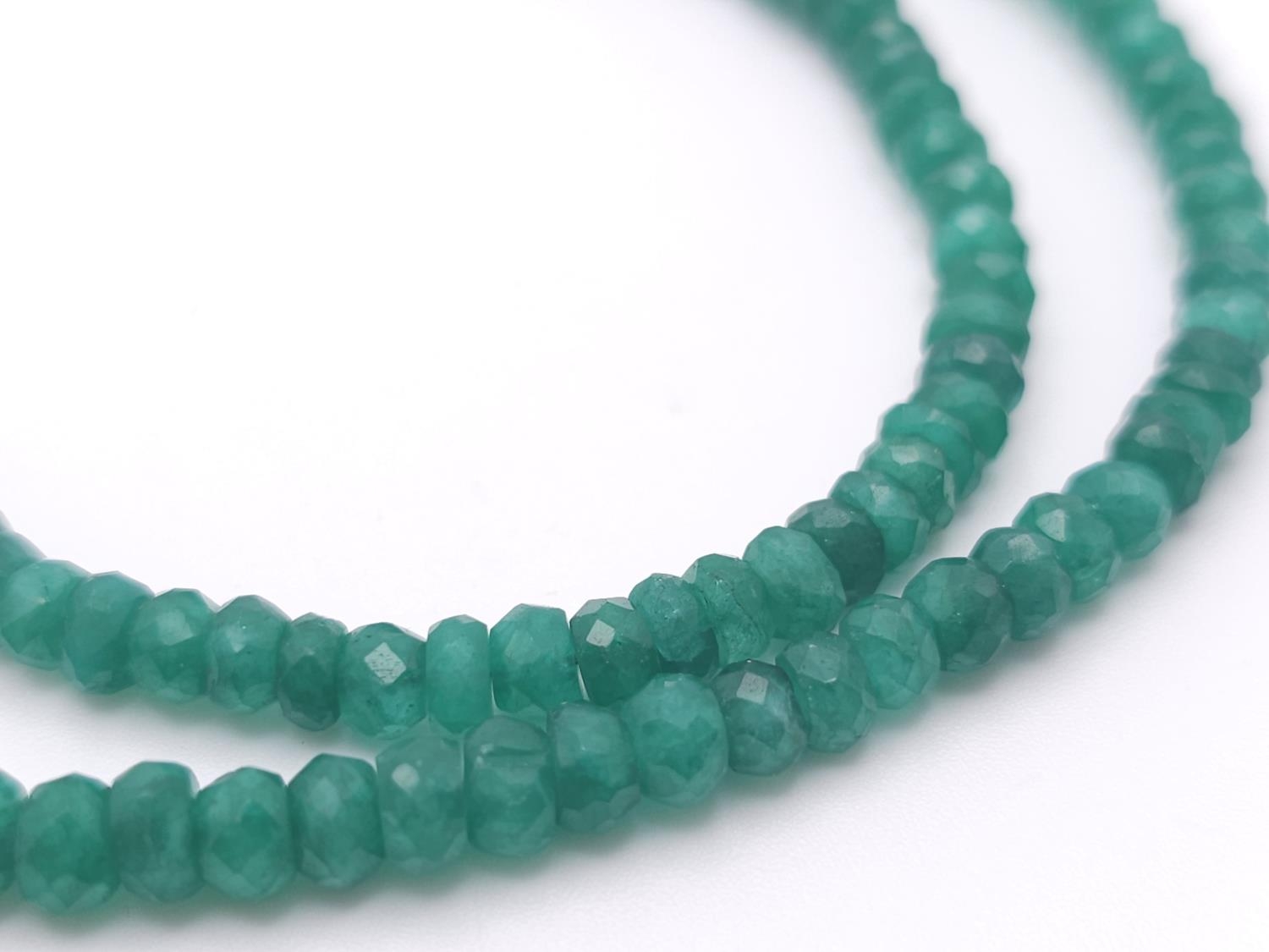 A 95ctw Emerald Gemstone Rondelle Single Strand Necklace - with Emerald and 925 Silver clasp. - Image 3 of 7