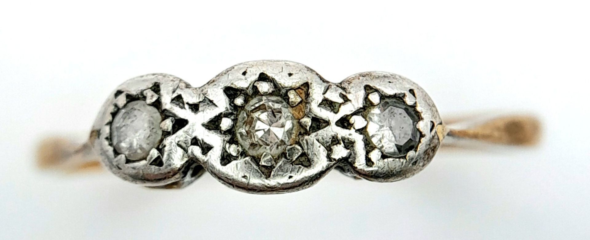 An antique 18 K yellow and white gold ring with a trilogy of diamonds, size: S, weight: 2.3 g. - Image 3 of 6