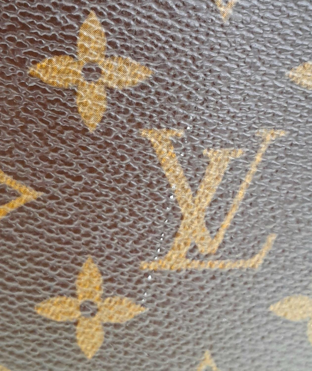 A Louis Vuitton Vavin GM Tote Bag. Monogramed canvas exterior with gold-toned hardware and two - Image 5 of 7