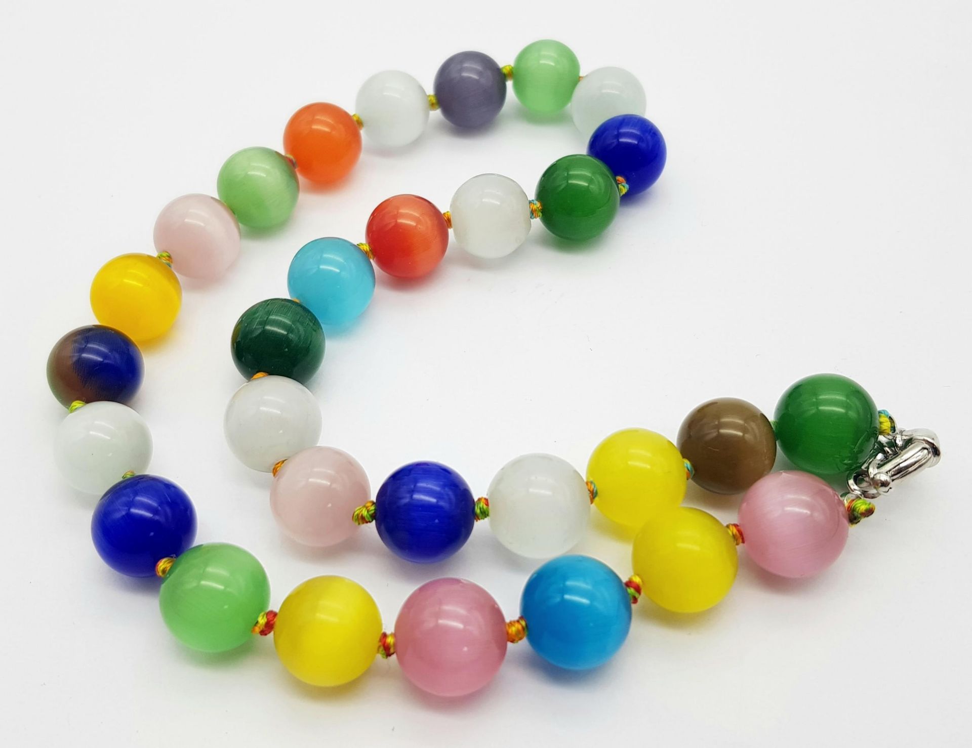A Vibrant Multi-Coloured Cat's Eye Large Beaded Necklace. 14mm beads. 44cm necklace length. - Image 3 of 4