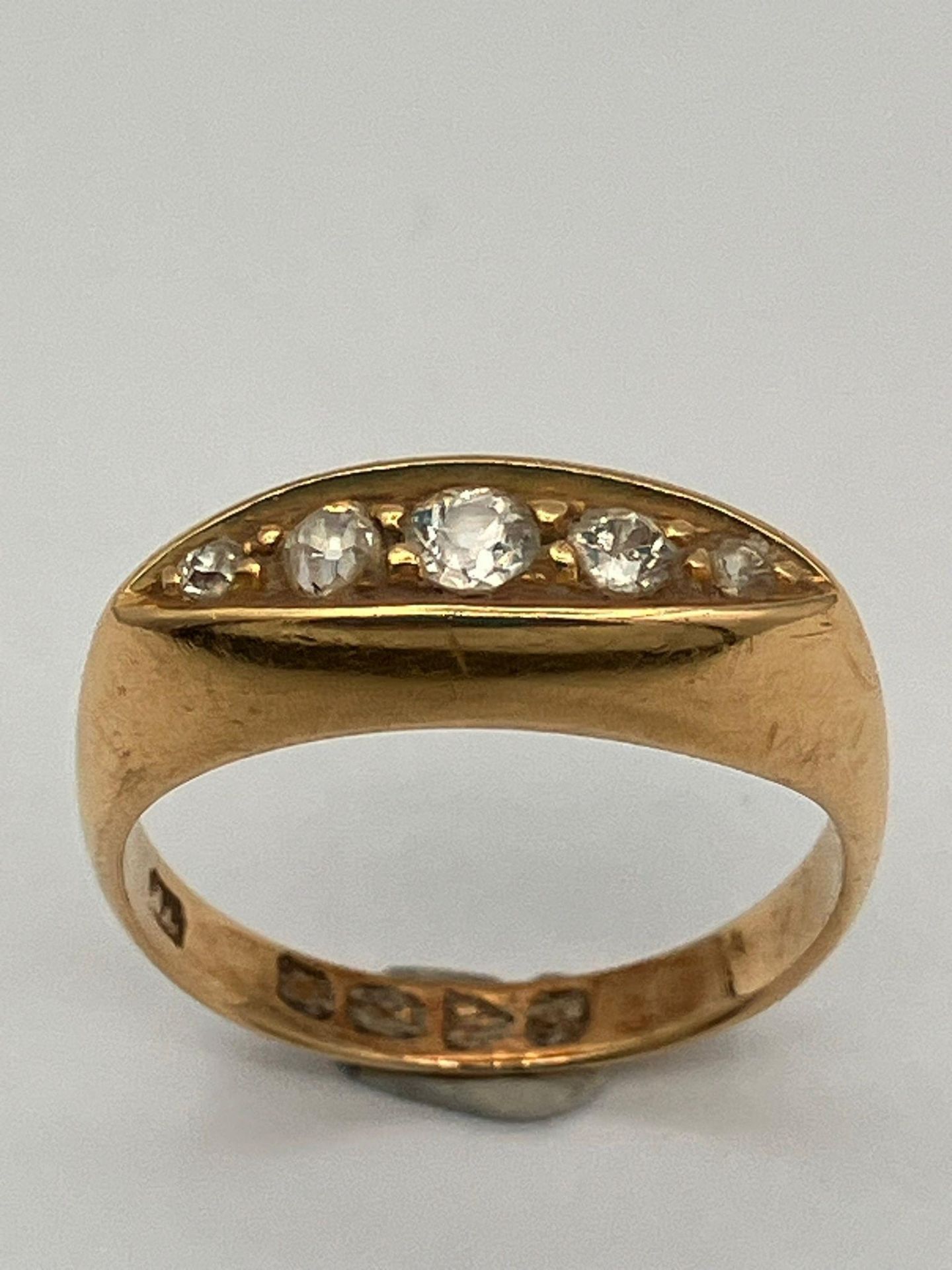 Ladies Beautiful vintage 18 carat GOLD and DIAMOND RING, set with 5 graduated HIGH QUALITY