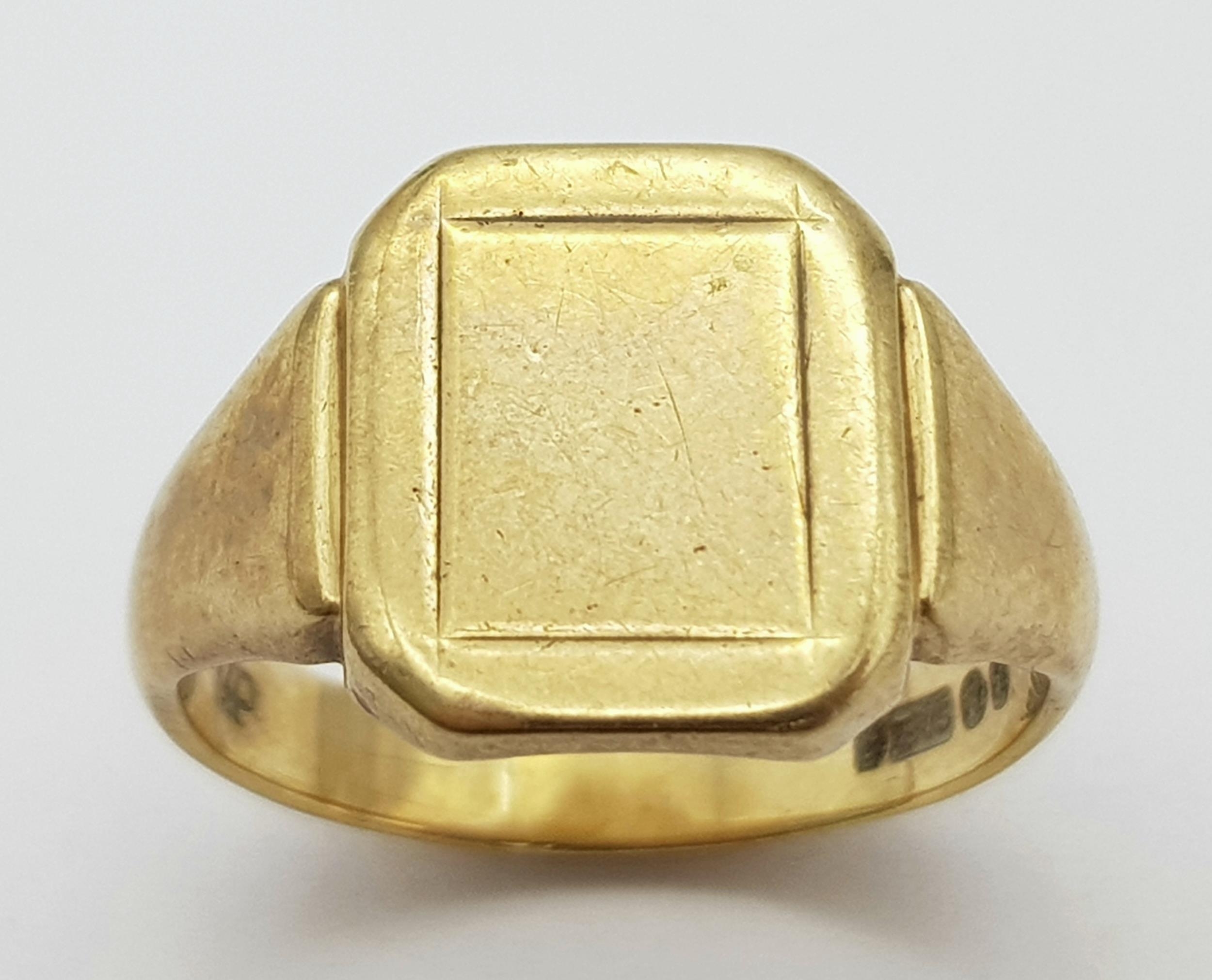 A Vintage 9K Yellow Gold Gents Signet Ring. Size V. 7.8g - Image 2 of 4