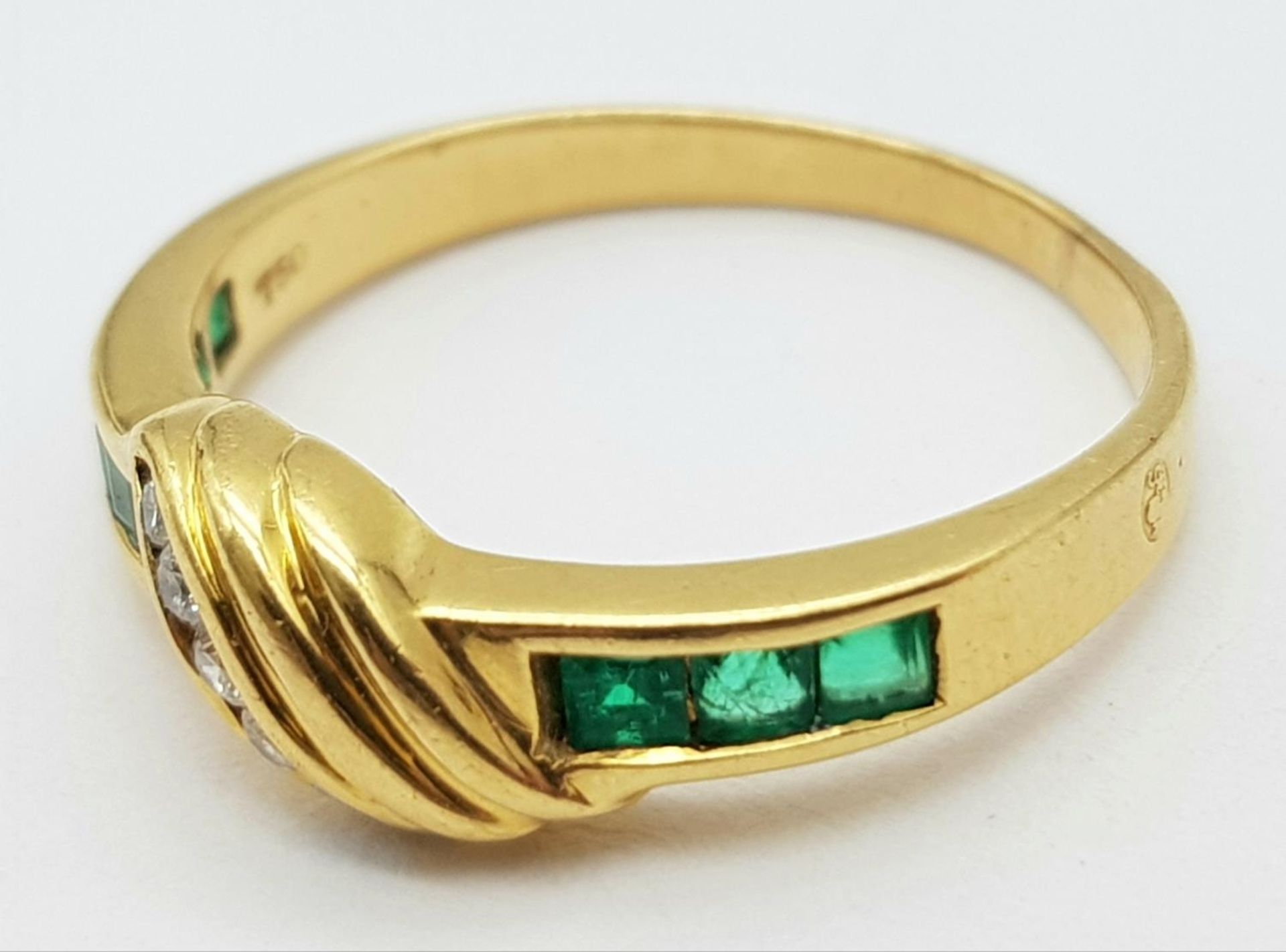 AN 18K YELLOW GOLD DIAMOND & EMERALD RING. Size J, 2.3g total weight. Ref: SC 9052 - Image 3 of 6