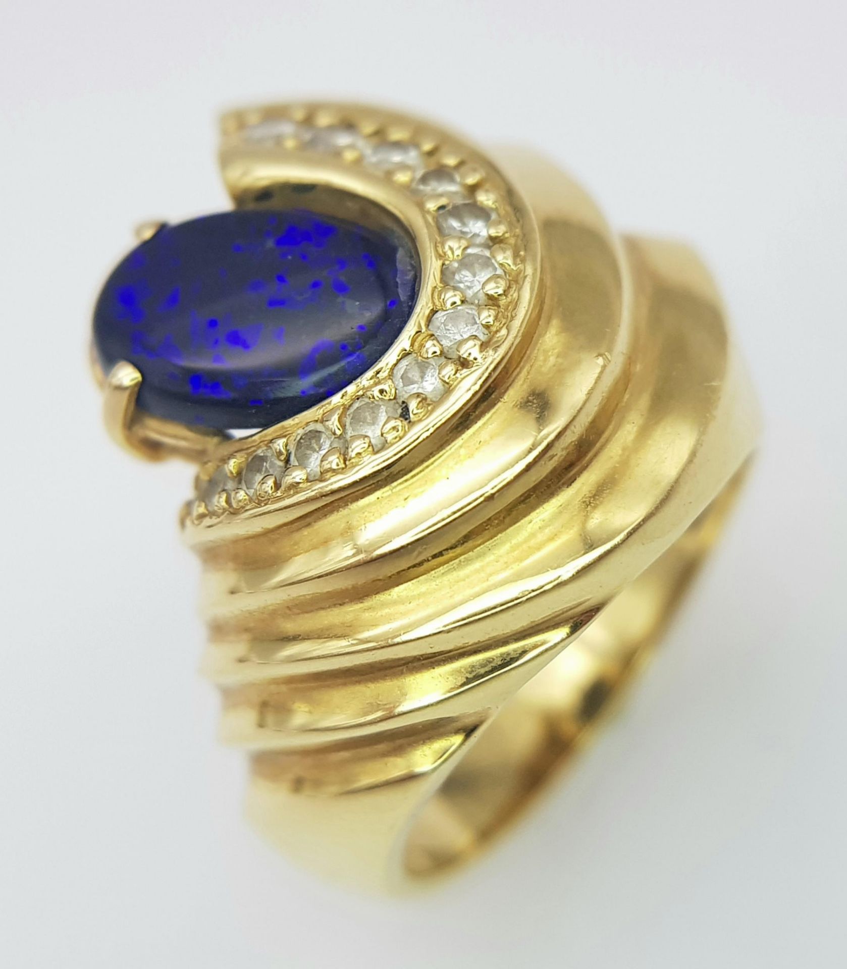 A Gorgeous 18K Yellow Gold (tested) Australian Black Opal and Diamond Ring. An enticing oval cut - Bild 2 aus 6