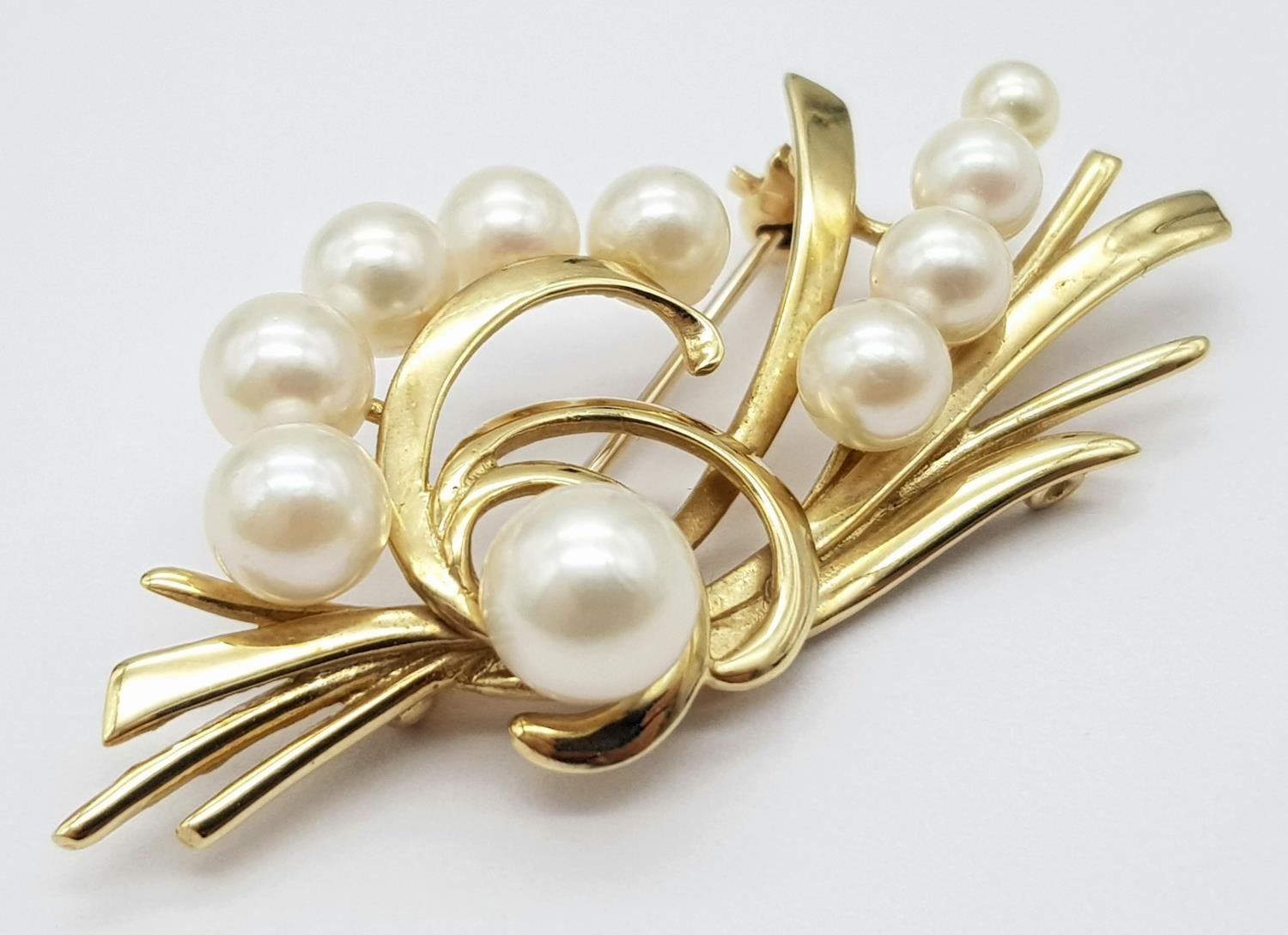 A 9K Yellow Gold and Decorative Cultured Pearl Brooch. 5cm x 2.5cm. 8g total weight. - Image 3 of 7