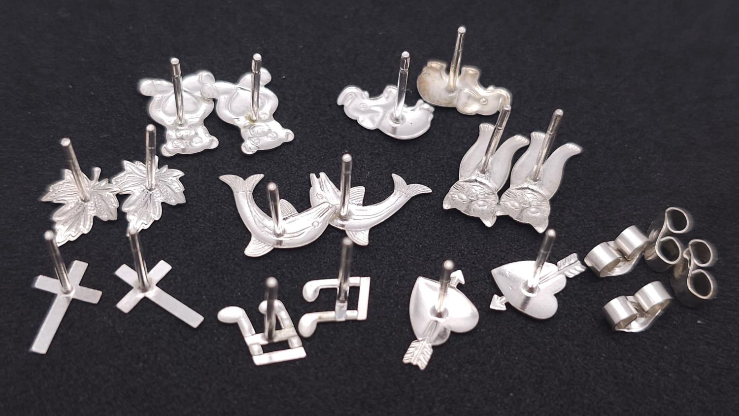 A LOT TO INCLUDE 8 PAIRS OF STERLING SILVER STUD EARRINGS ELEPHANTS, HEARTS, CROSS, LEAF, MUSIC - Image 2 of 4