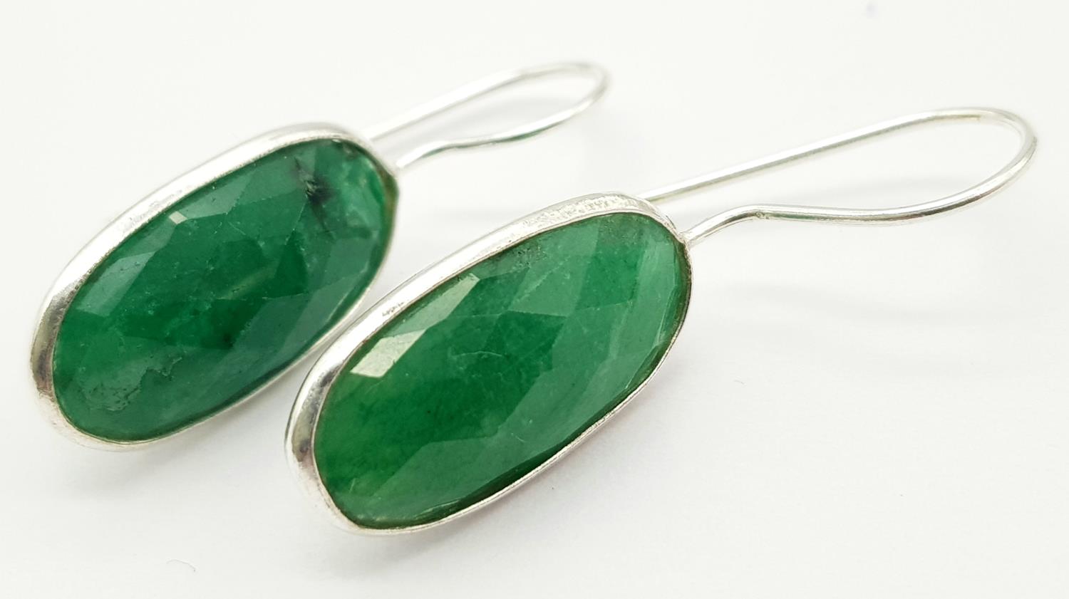 An Emerald Gemstone Long Chain necklace with Matching Drop Earrings. Set in 925 silver. 64cm - Image 2 of 5