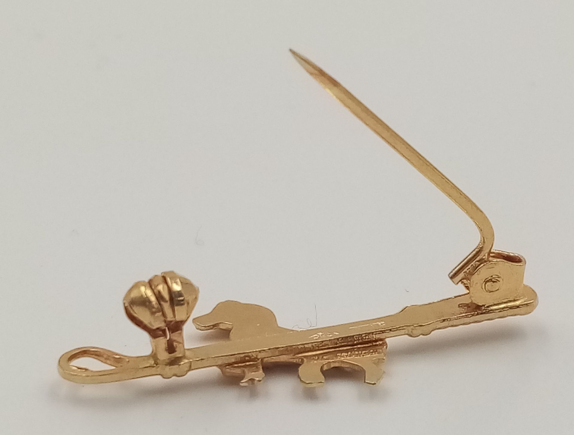 An 18 K yellow gold of riding interest depicting a horse and a riding crop, pin in excellent - Bild 2 aus 3