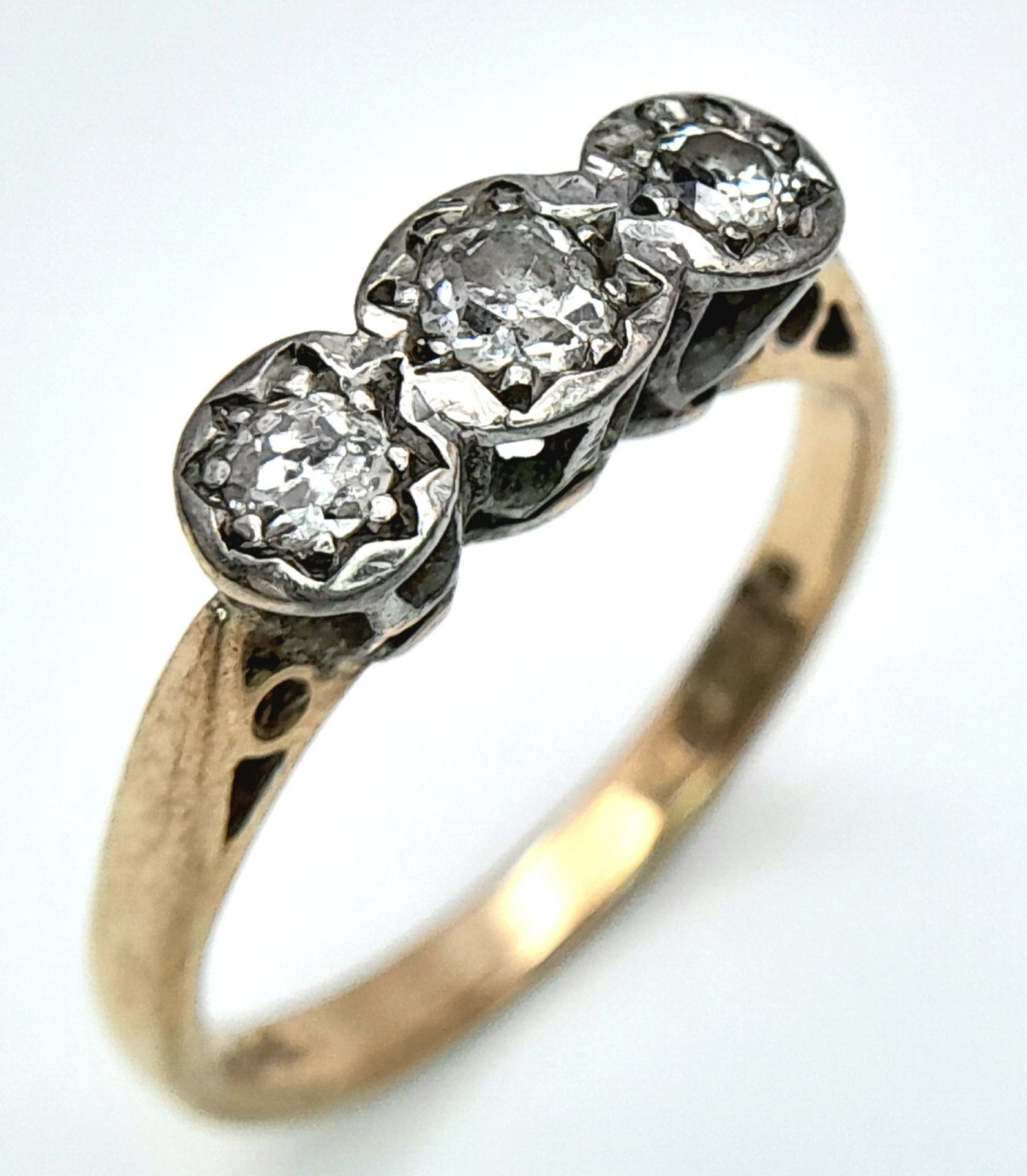 A 9K YELLOW GOLD VINTAGE DIAMOND 3 STONE RING. 0.30CT. 3.1G. SIZE N. - Bild 3 aus 6