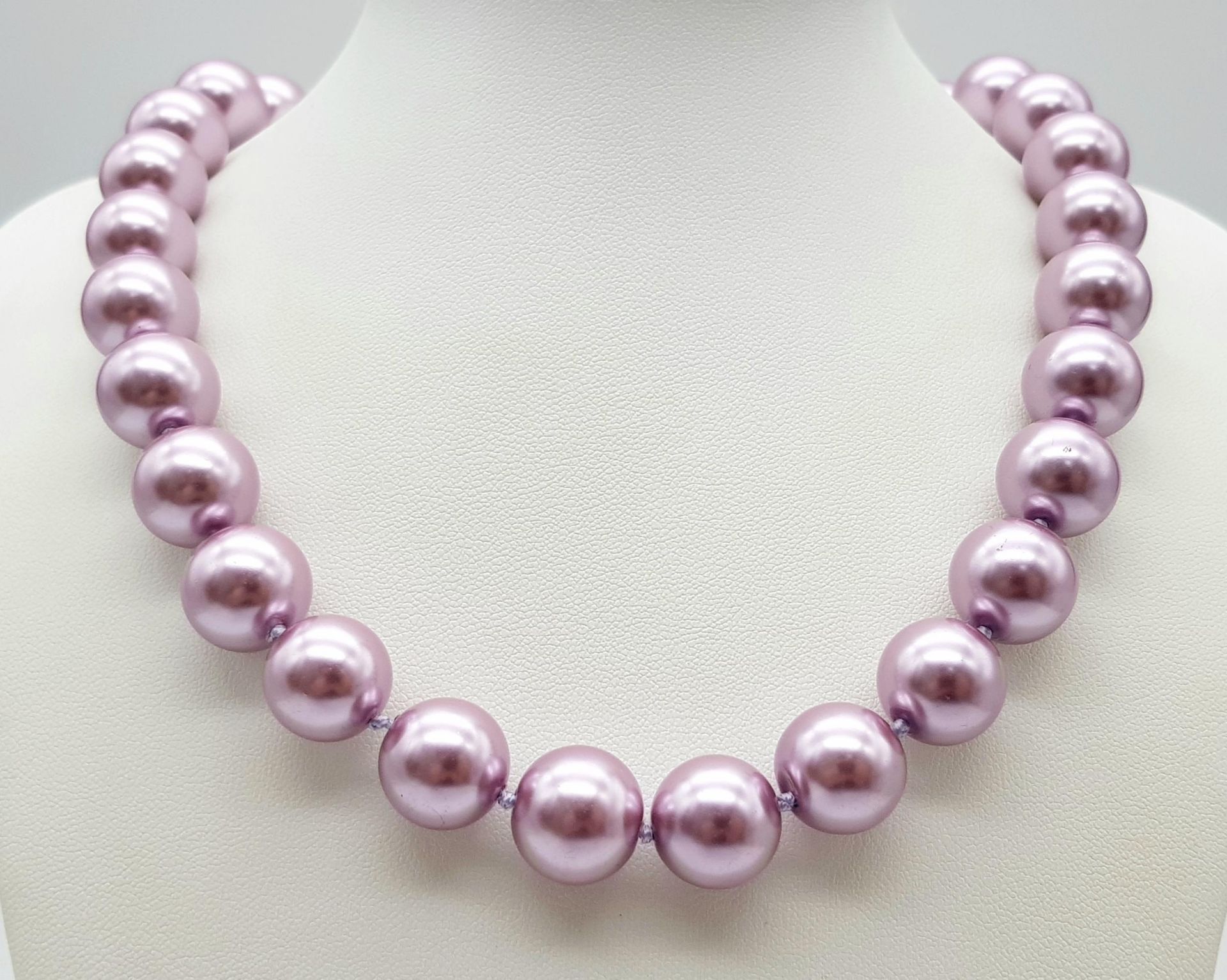 An Exotic Lavender South Sea Pearl Shell Beaded Necklace. 14mm beads. 44cm necklace length