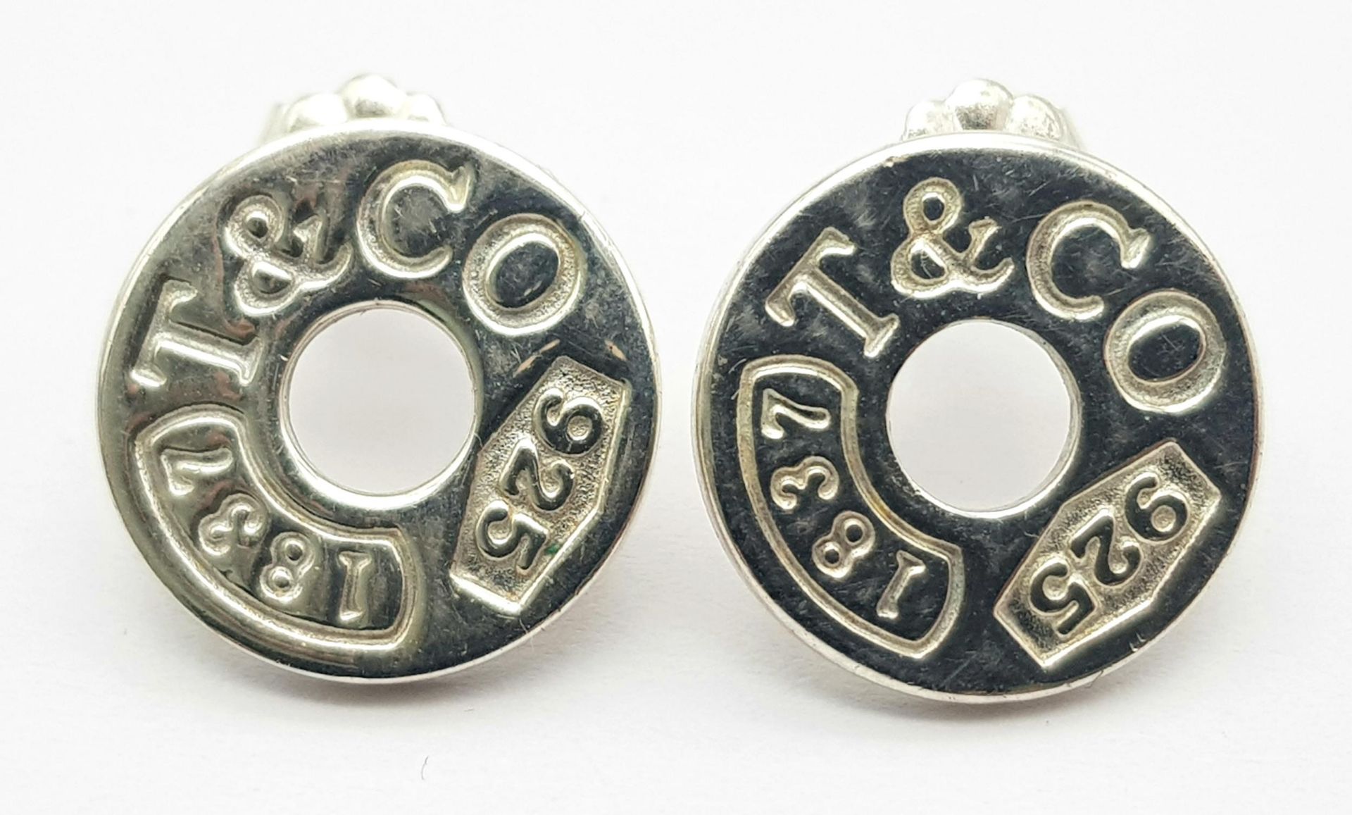 A Pair of Tiffany and Co. Sterling Silver Earrings. 5g - Image 2 of 4