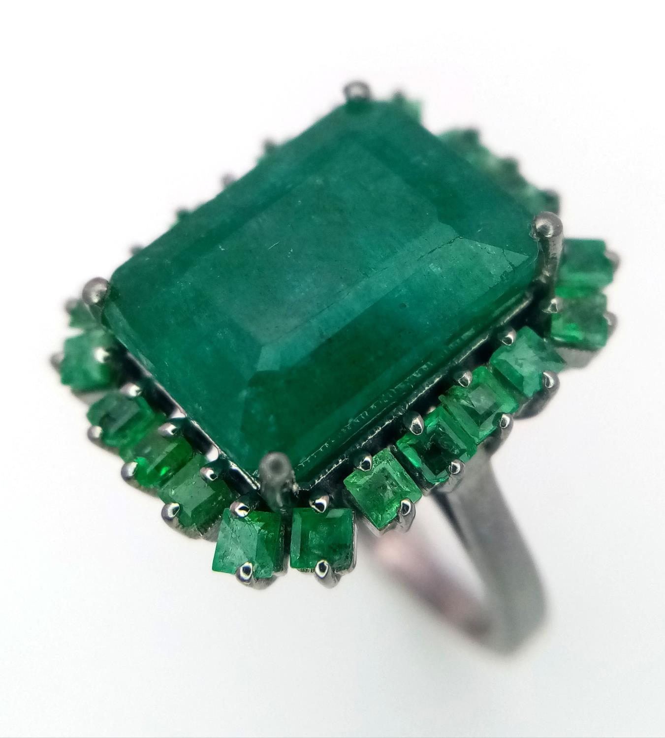 A 6.45ct Emerald Ring with 0.90ctw of Emerald Accents. Set in 925 Silver. Size L. Ref: CD-1331 - Image 3 of 5