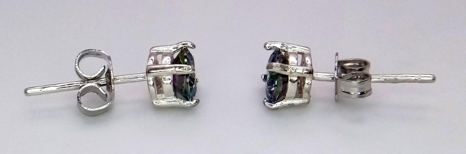 A Pair of 0.5ct Rainbow Moissanite Stud Earrings. Set in 925 silver. Both come with GRA - Bild 3 aus 5