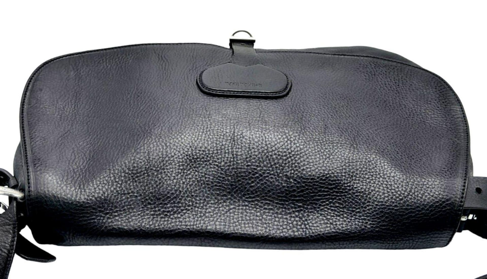 A Prada Black Leather Crossbody Satchel Bag. Textured exterior with buckled flap. Spacious leather - Bild 6 aus 14