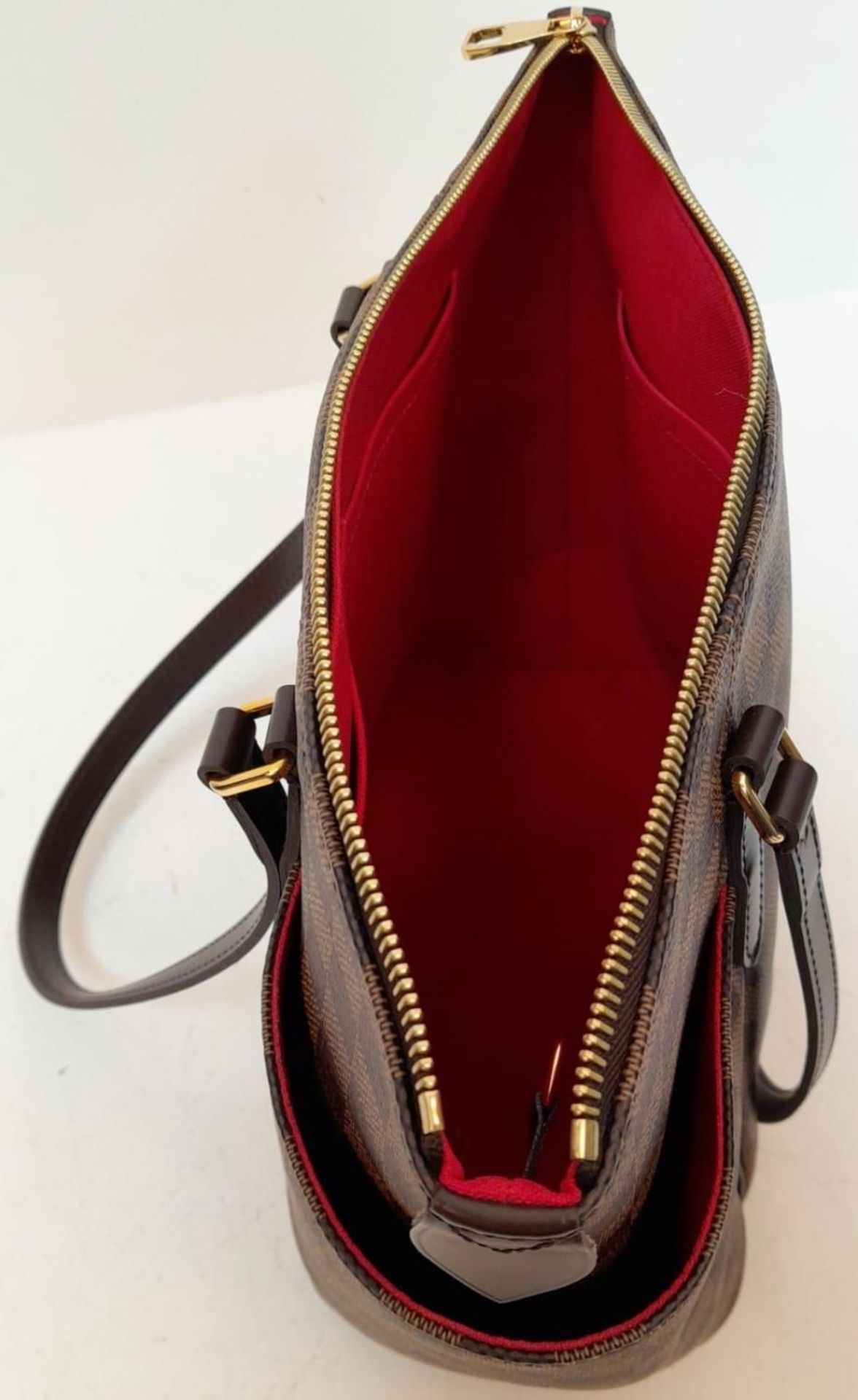 A Louis Vuitton Damier Ebene 'Totally PM' Shoulder Bag. Canvas exterior with gold-toned hardware, - Bild 3 aus 4