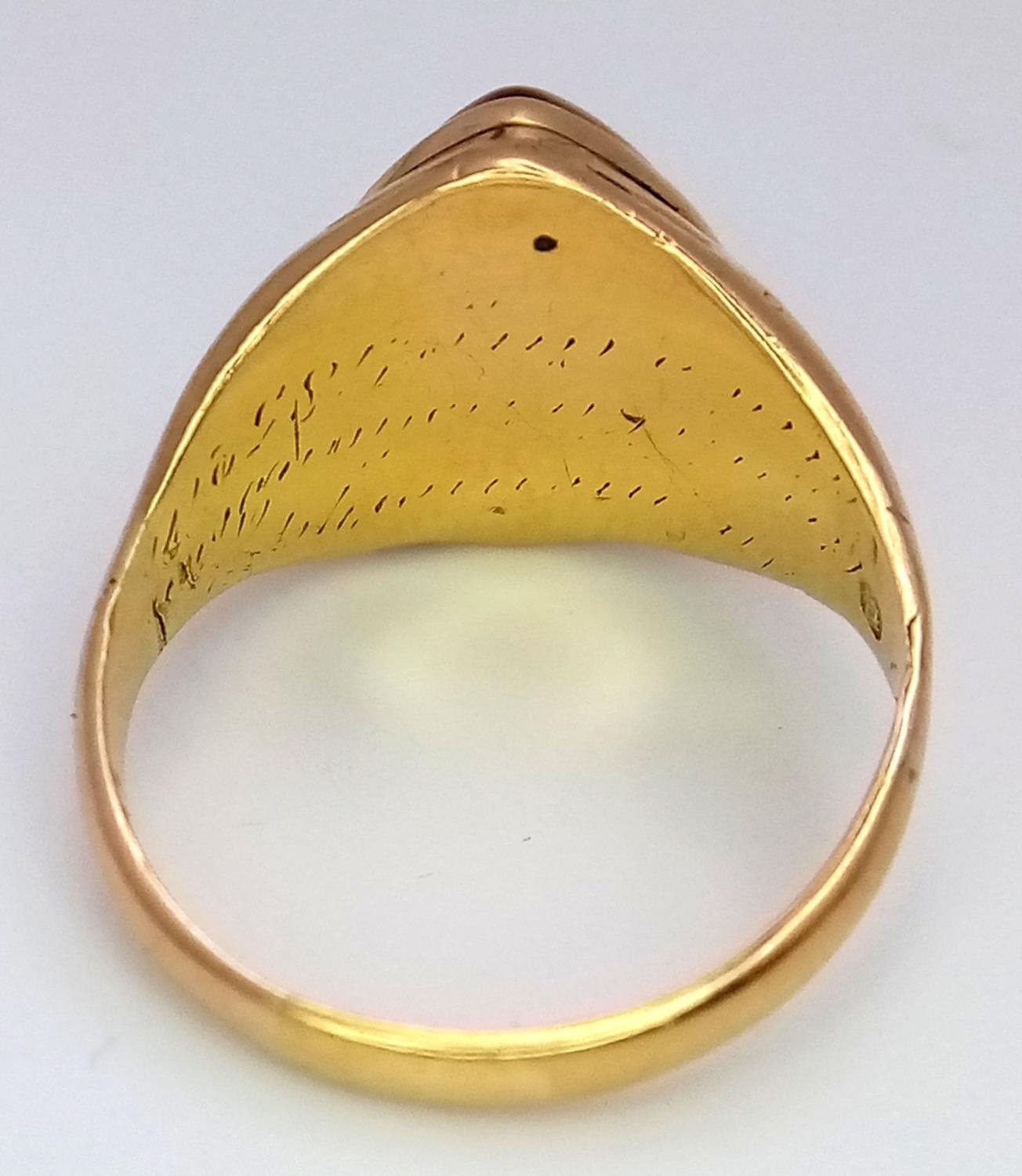 A 18ct Yellow Gold (tested as) Shield Ring, size K1/2, 5g total weight. ref: 1494I - Image 4 of 5