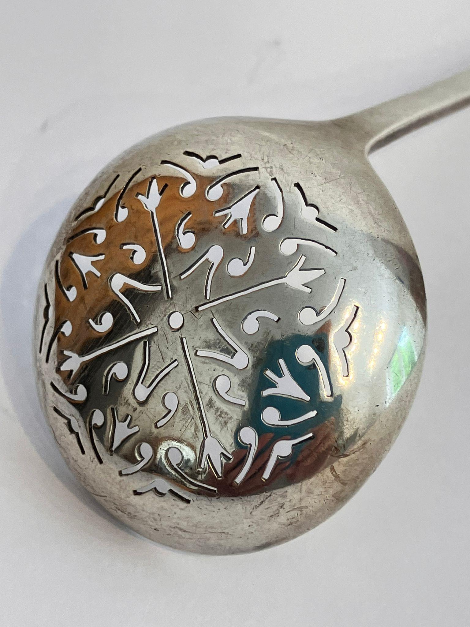 Antique VICTORIAN SILVER SIFTING LADLE. Having a beautiful cut out design to bowl and feather - Image 3 of 5